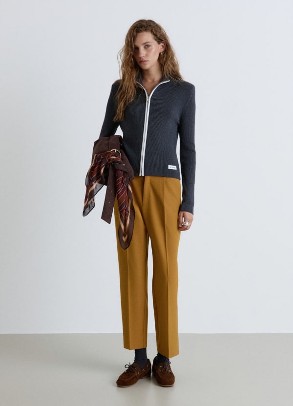 Cardigan a costine con zip e colletto