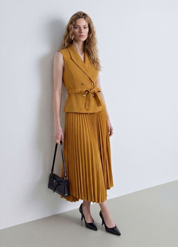 Vestito con corpetto gilet e gonna plissettata