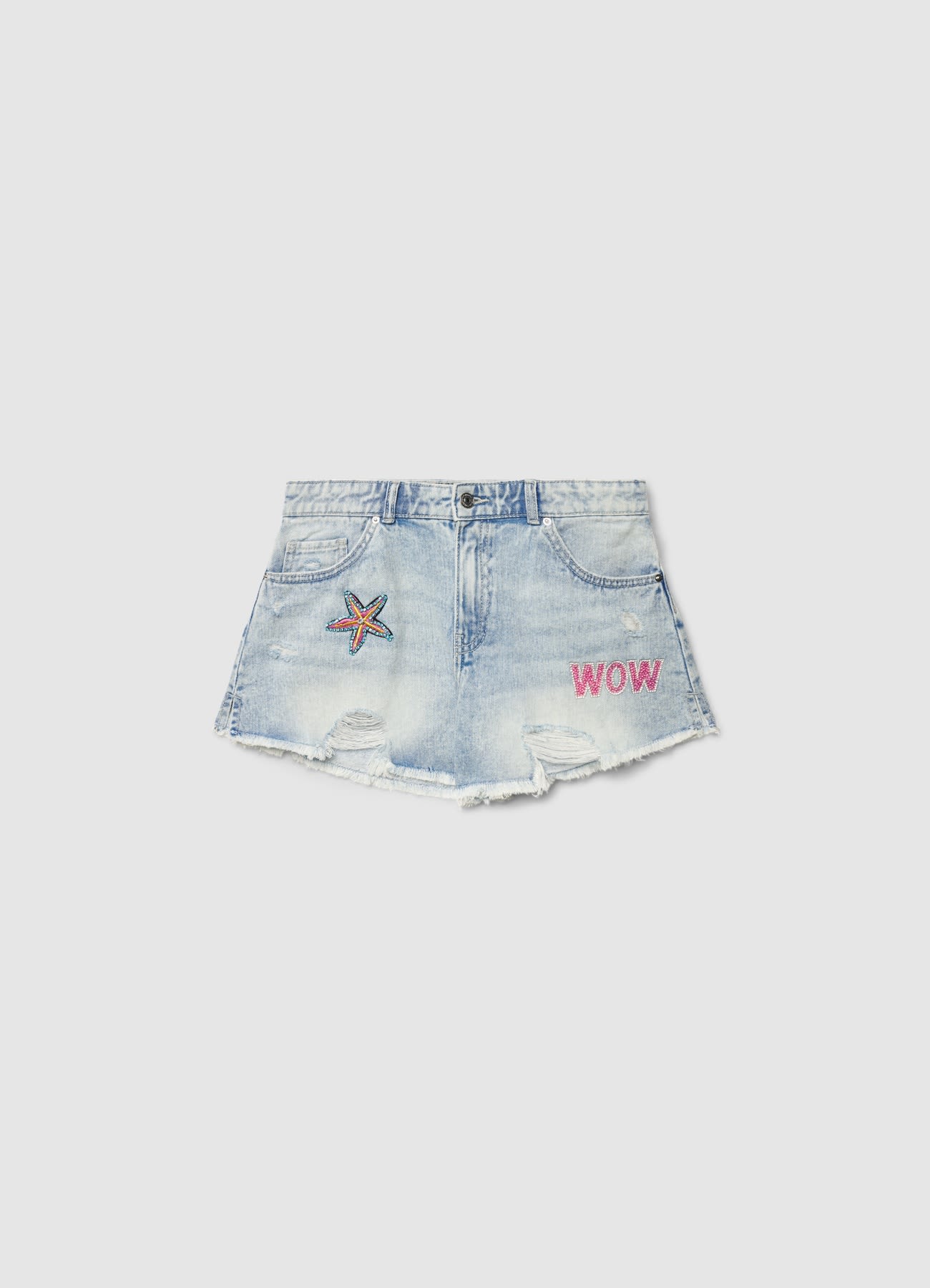 Shorts in denim con strappi e patch