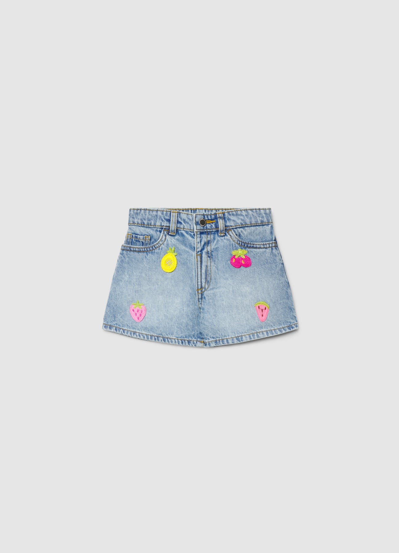 Shorts in denim con patch frutta