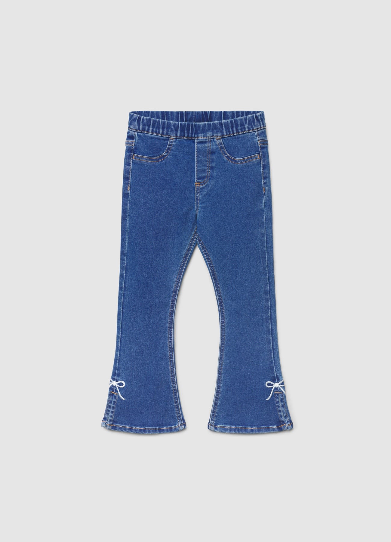 Jeans a zampa con fiocchetti ricamati