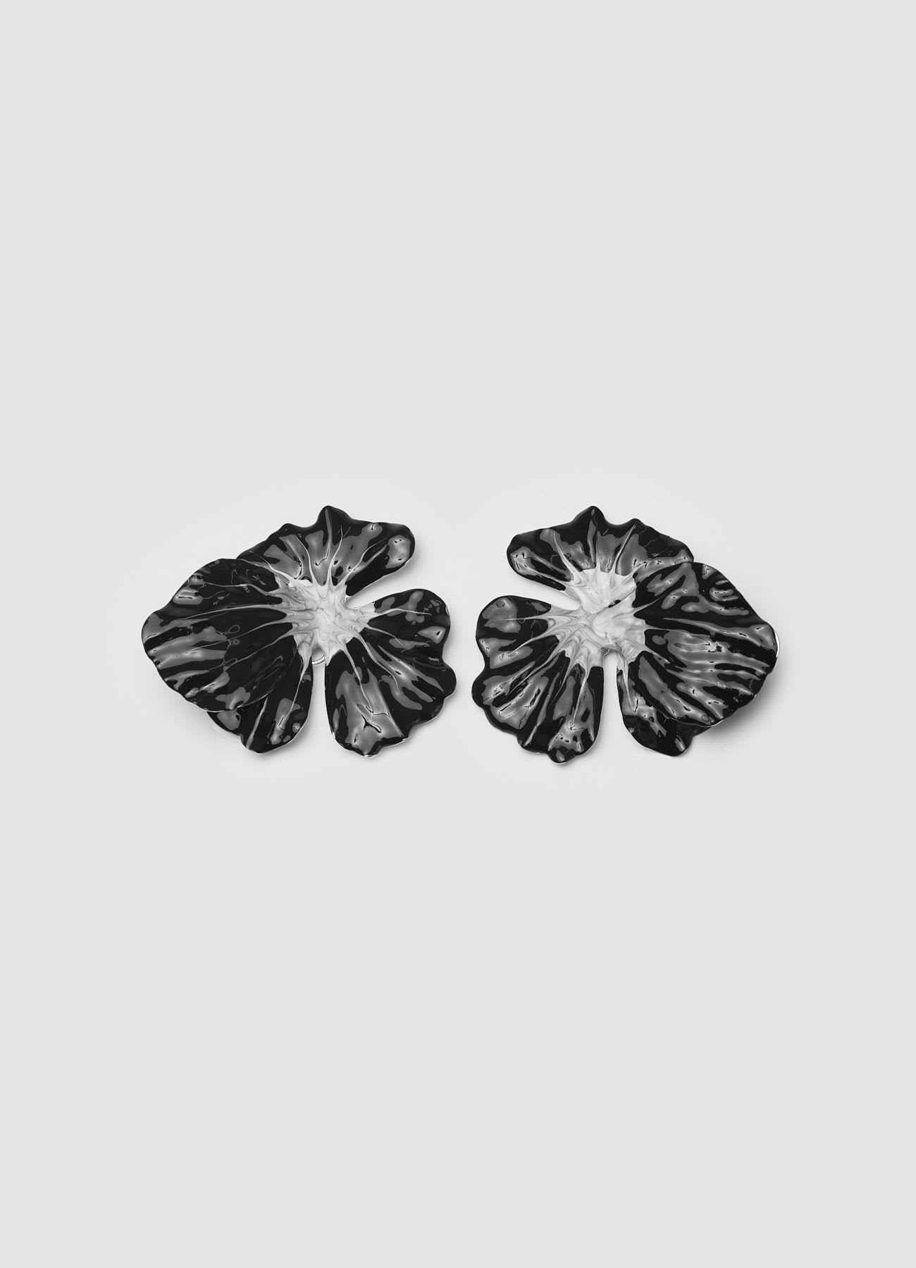 Orecchini a forma di fiore smaltato