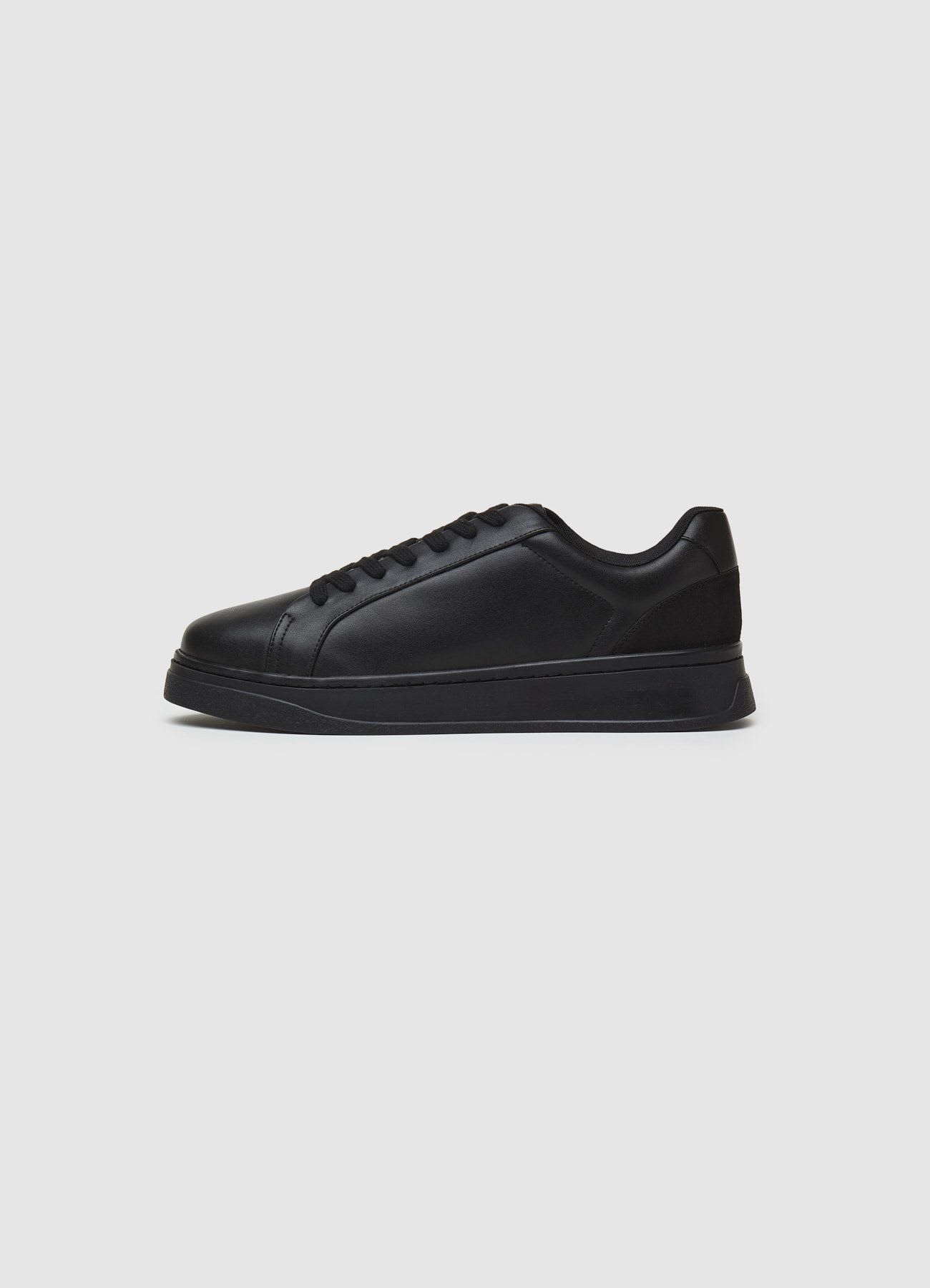 Sneakers con suola alta e lacci