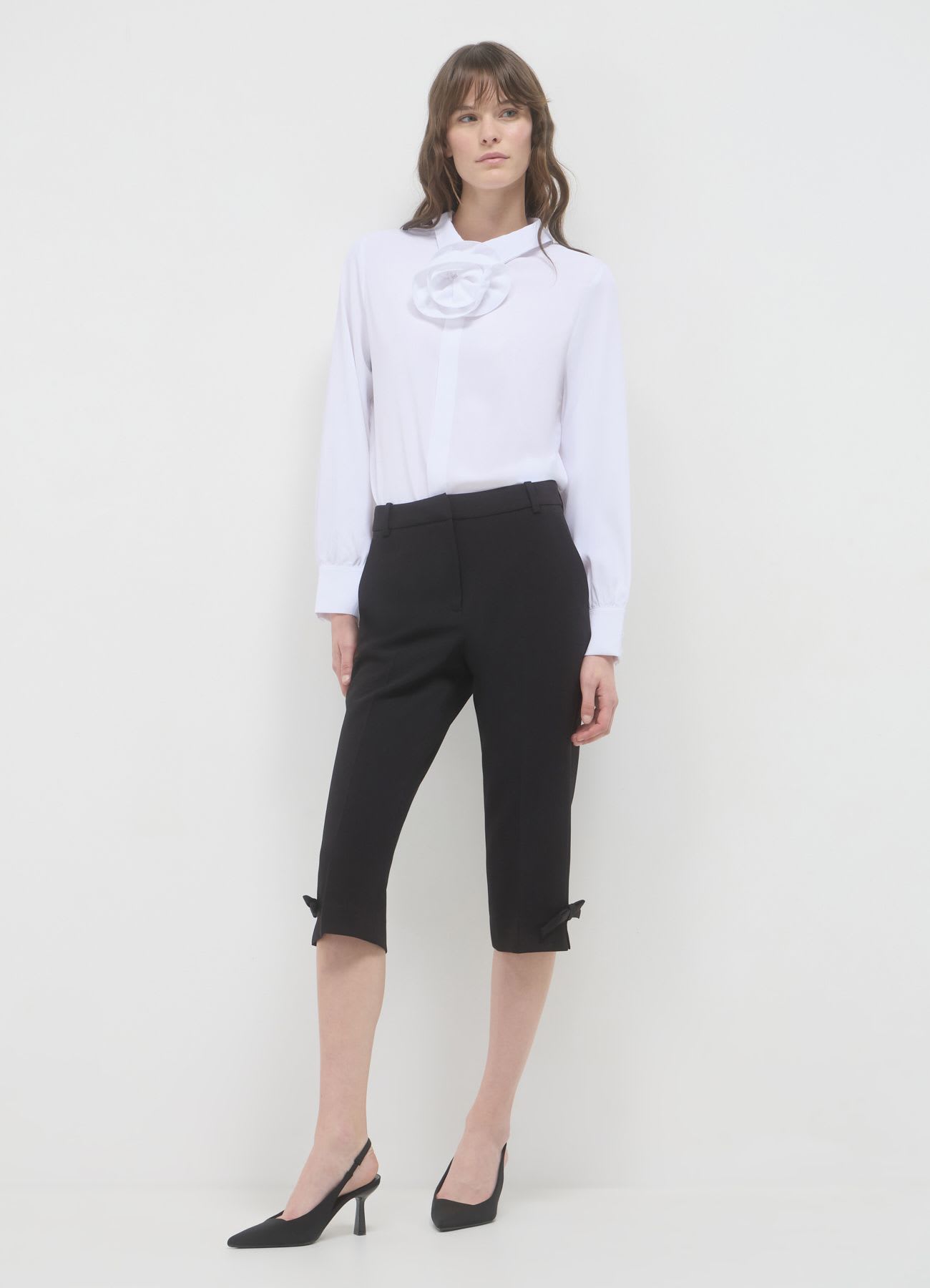 Blusa con rosa applicata