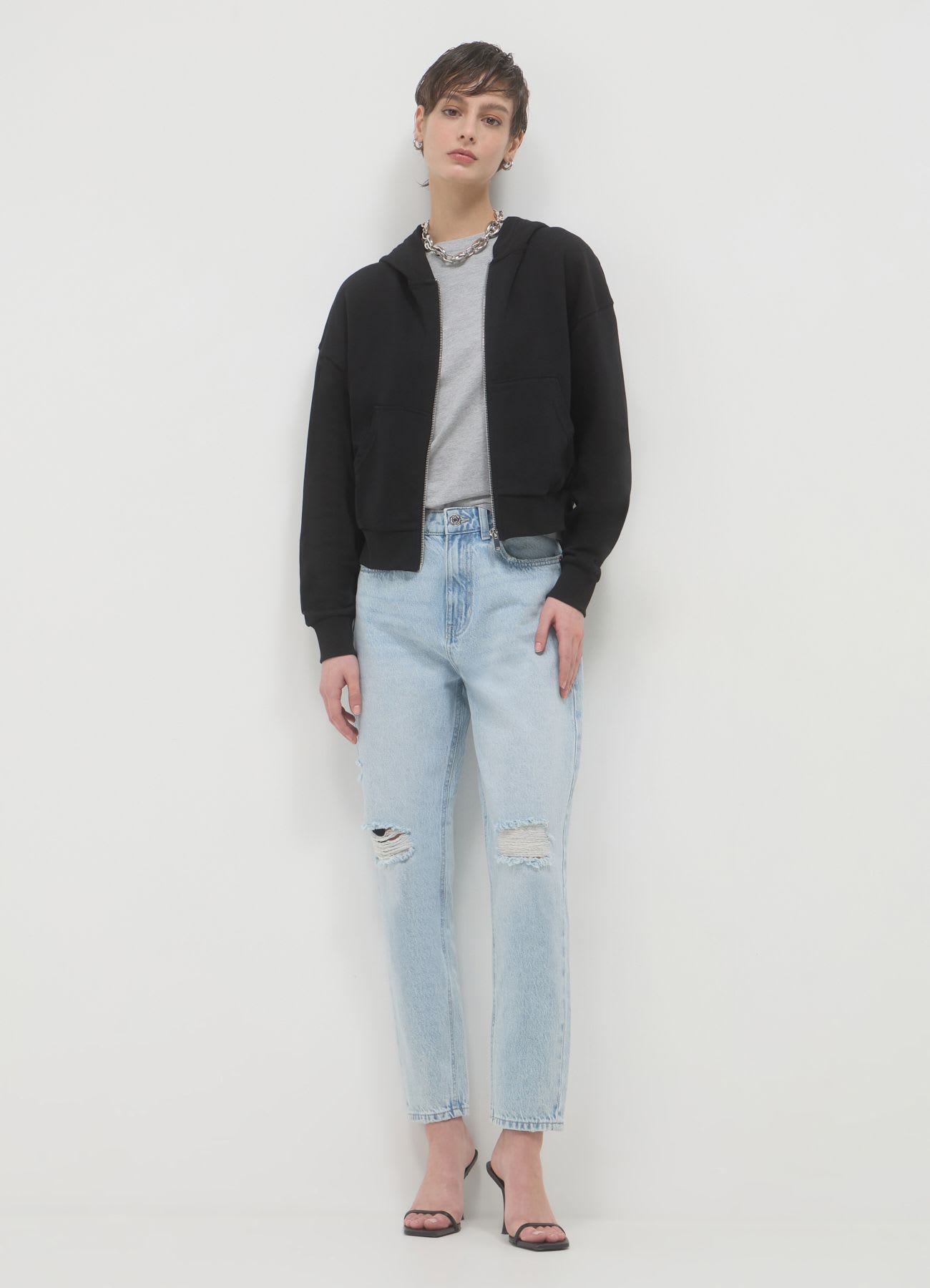 Jeans mom fit con strappi