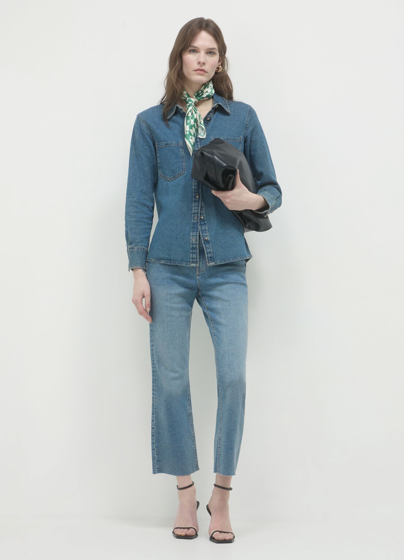 Jeans cropped flare effetto sabbiato