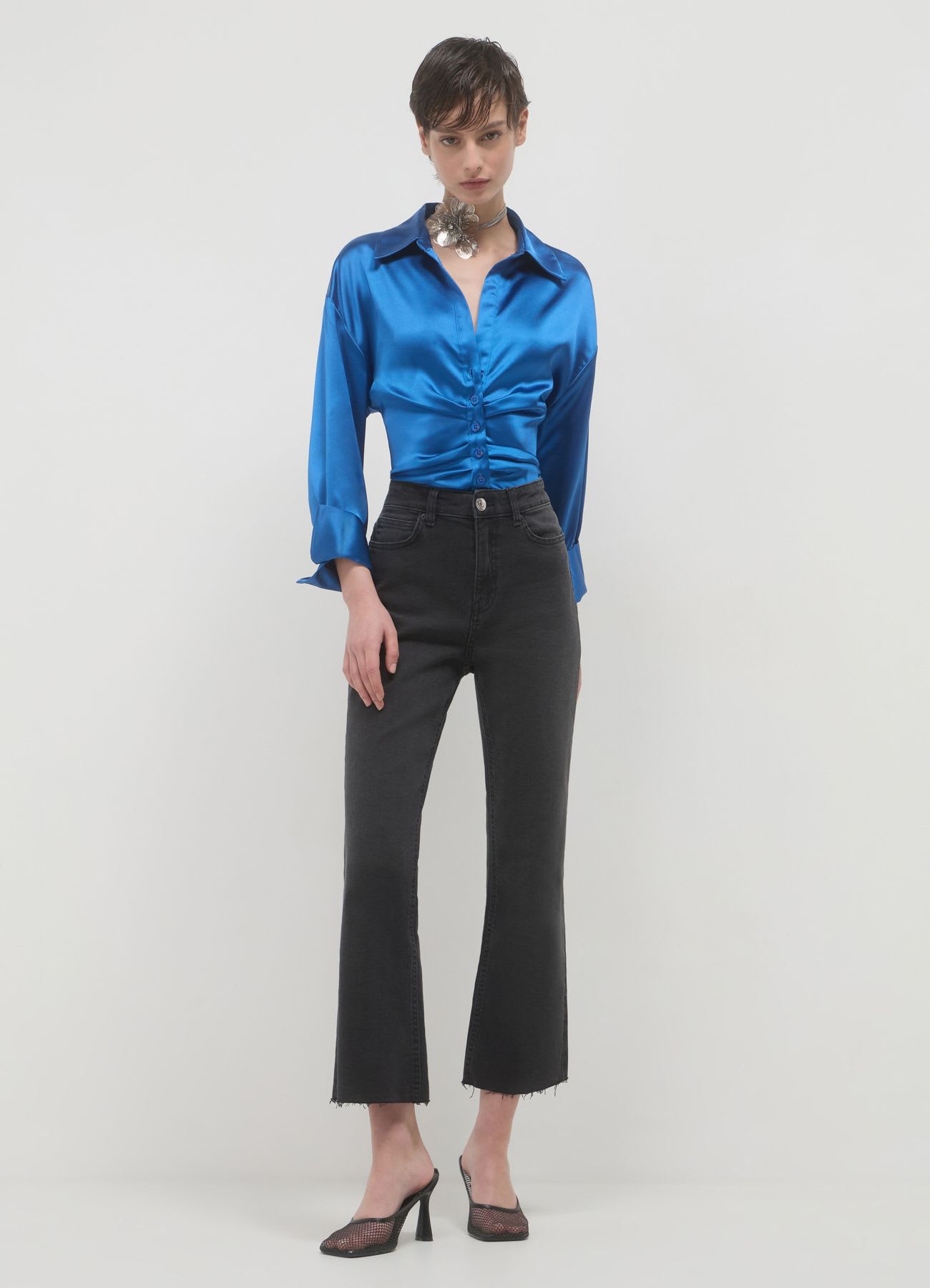 Camicia crop simil satin con arriccio