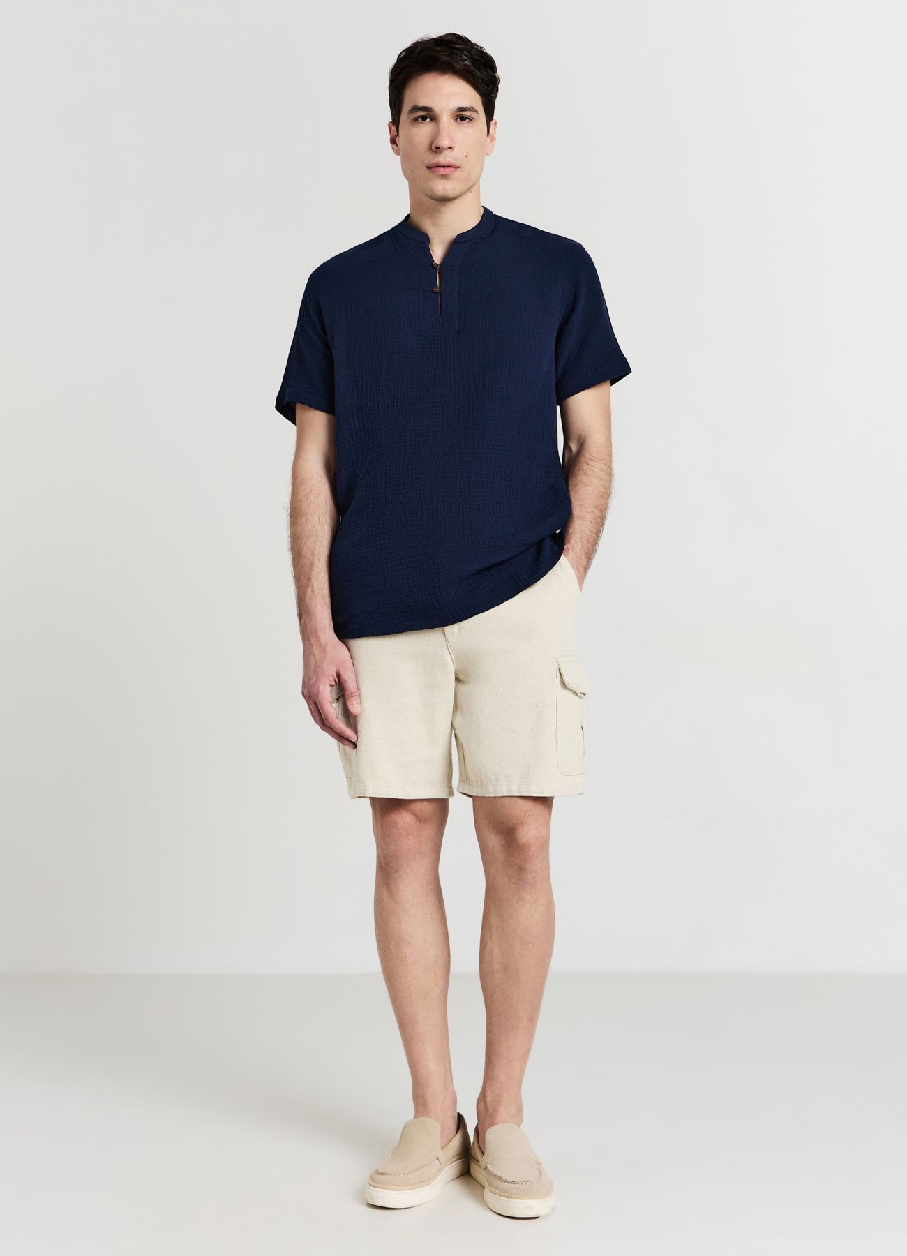 Camicia bottoncini tessuto goffrato