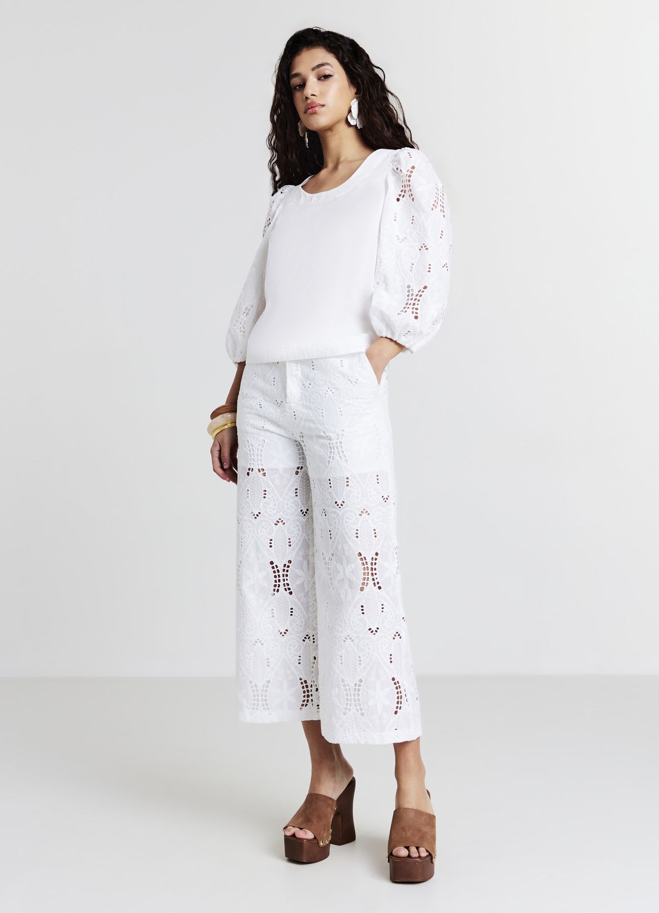 Blusa maniche sangallo