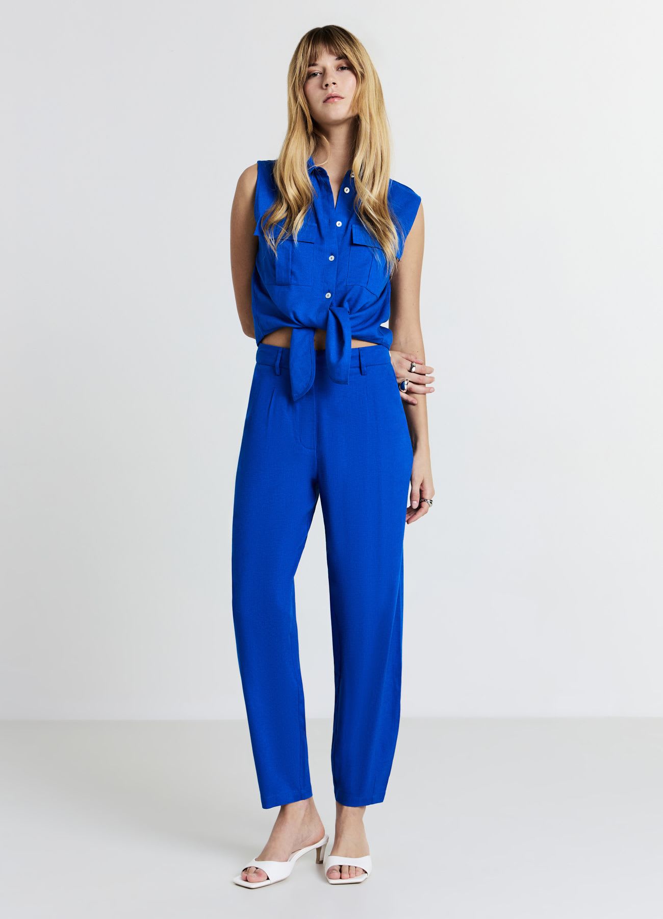 Camicia smanicata misto lino con nodo