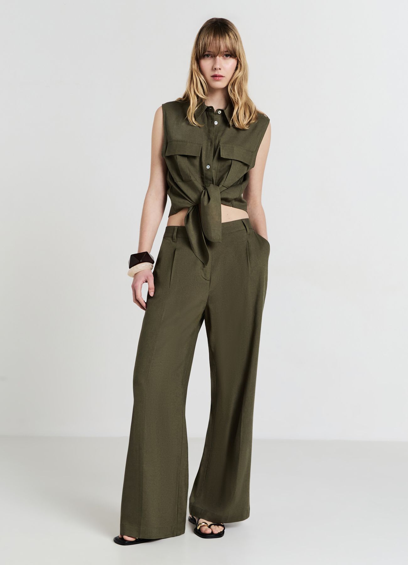 Camicia smanicata misto lino con nodo