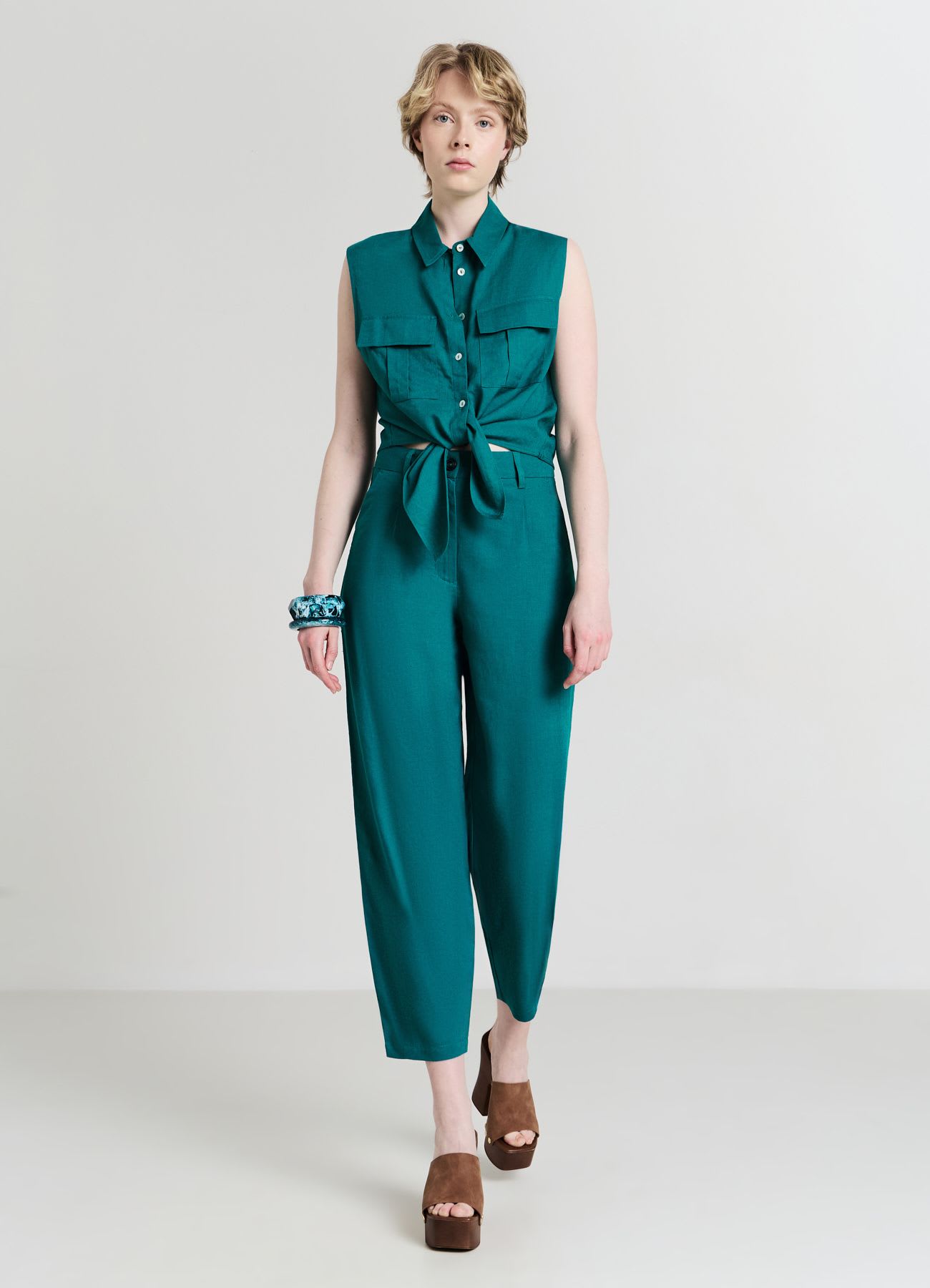 Camicia smanicata misto lino con nodo