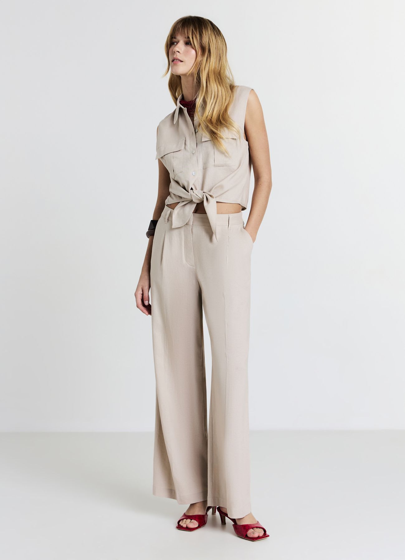 Camicia smanicata misto lino con nodo