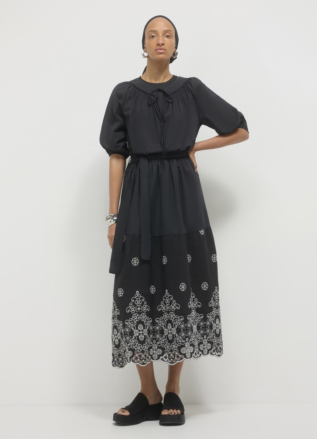 Vestito con balza ricamata