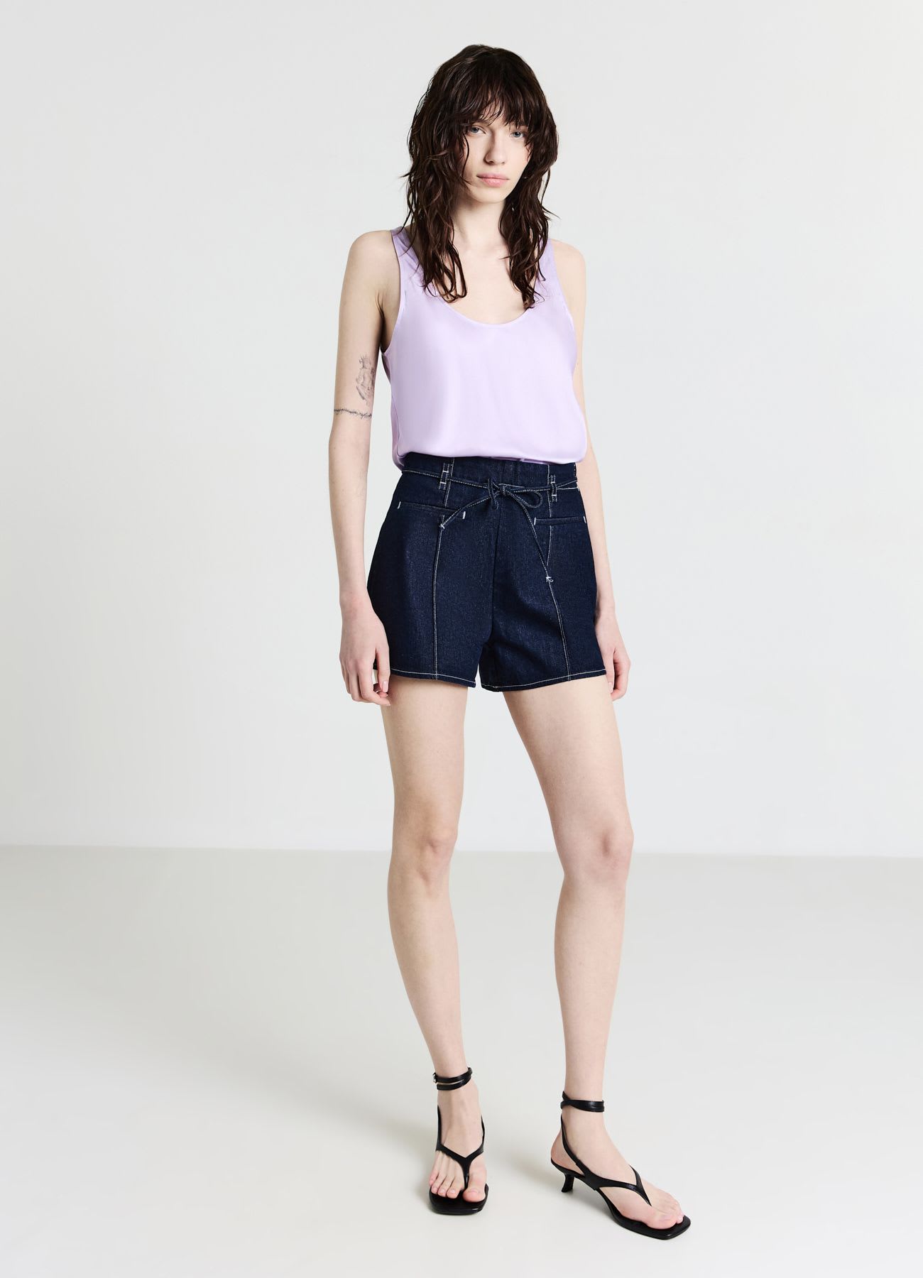 Pantaloncini denim cuciture a contrasto