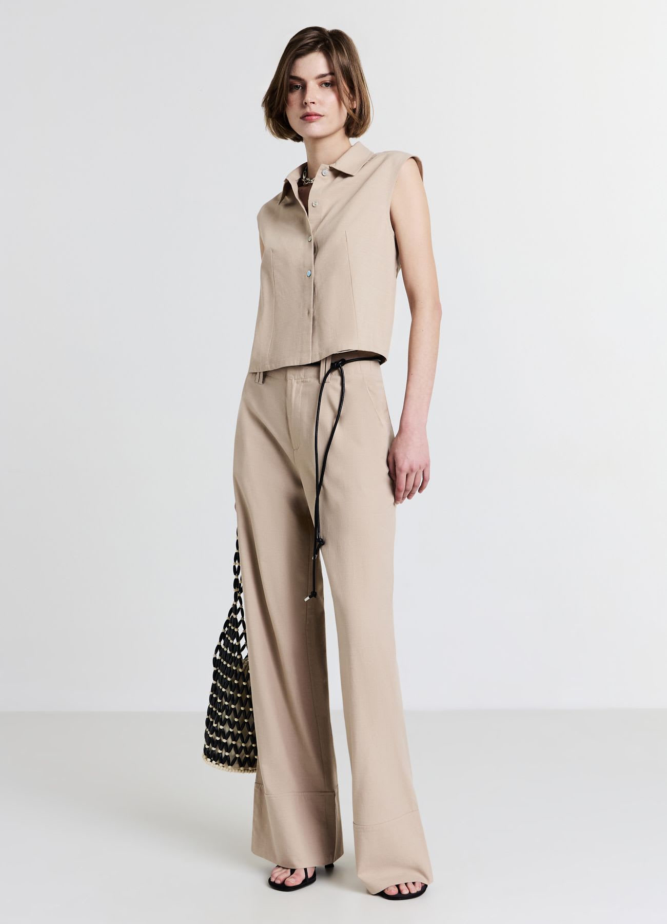 Camicia smanicata con fibbia