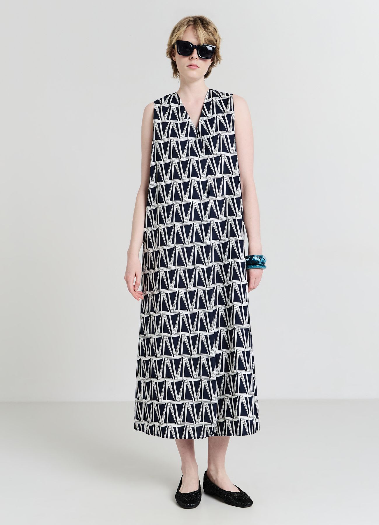 Vestito smanicato fantasia bicolor