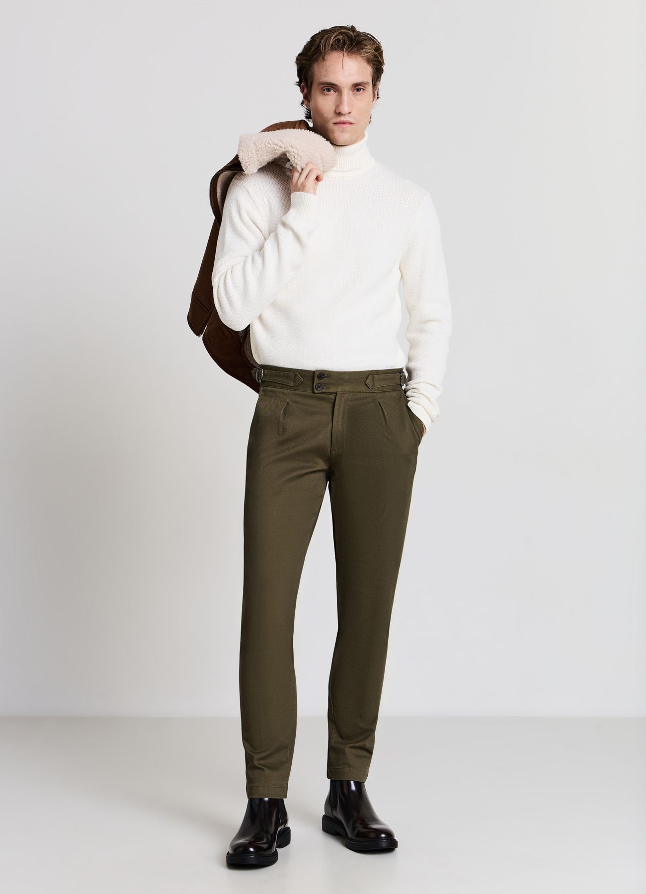 Pantaloni chino con pinces e fibbie laterali