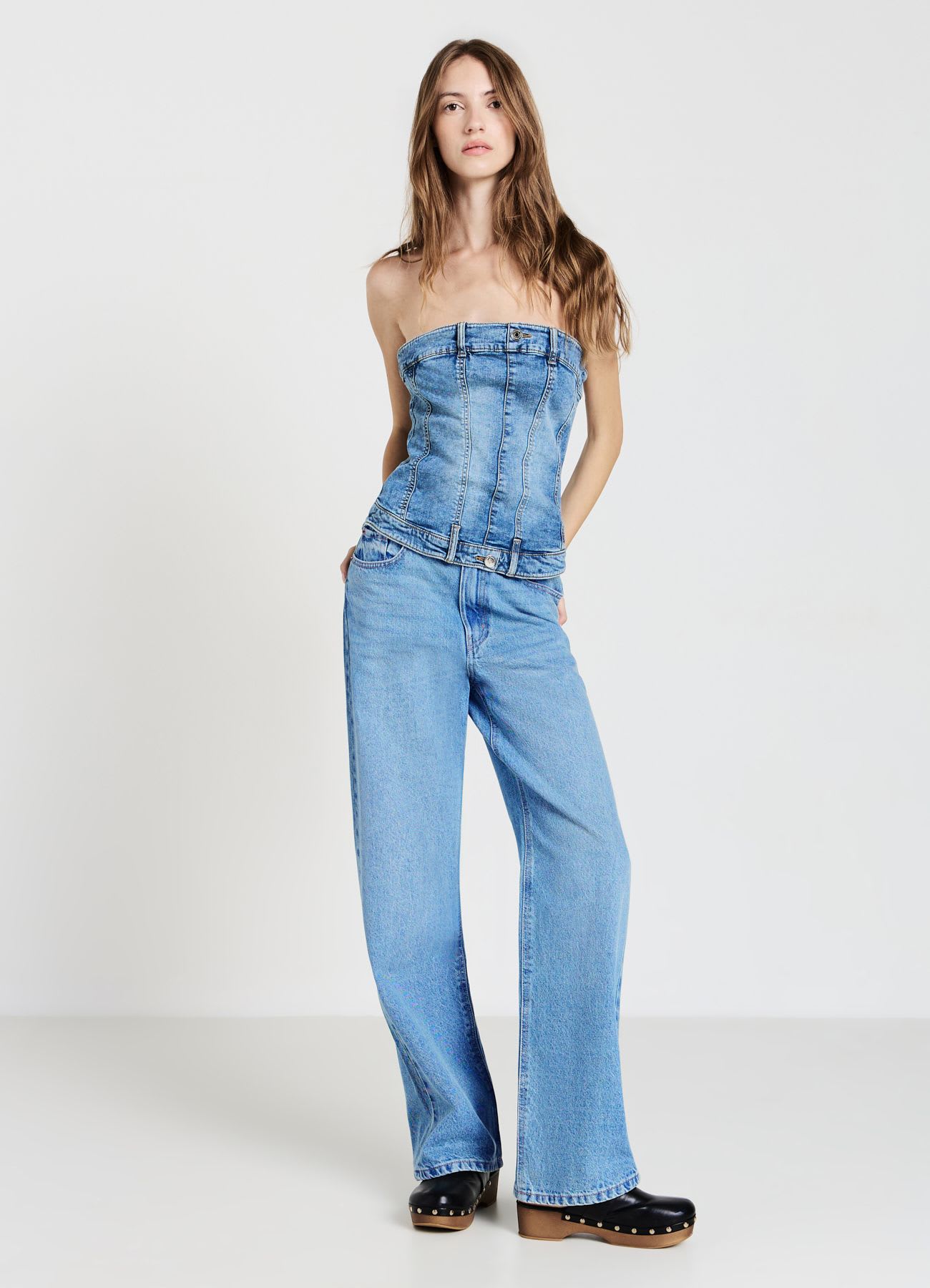 Top denim con zip