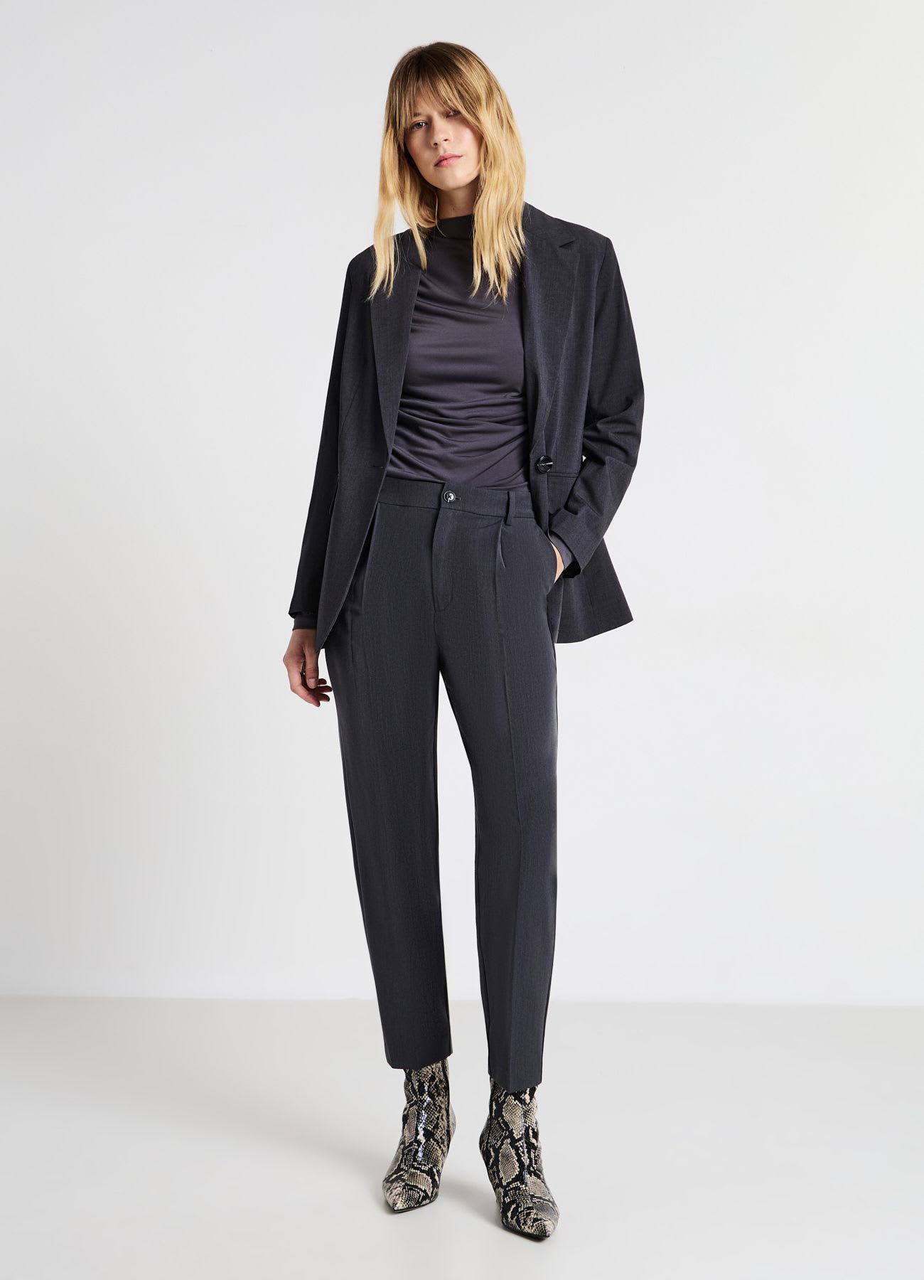Pantaloni con pince e vita elasticizzata