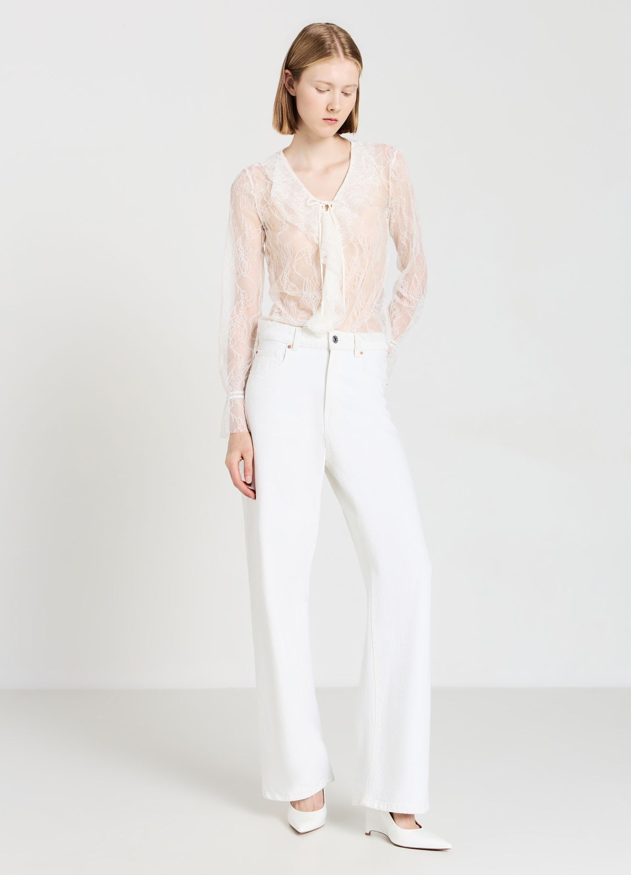 T-shirt con jabot in pizzo