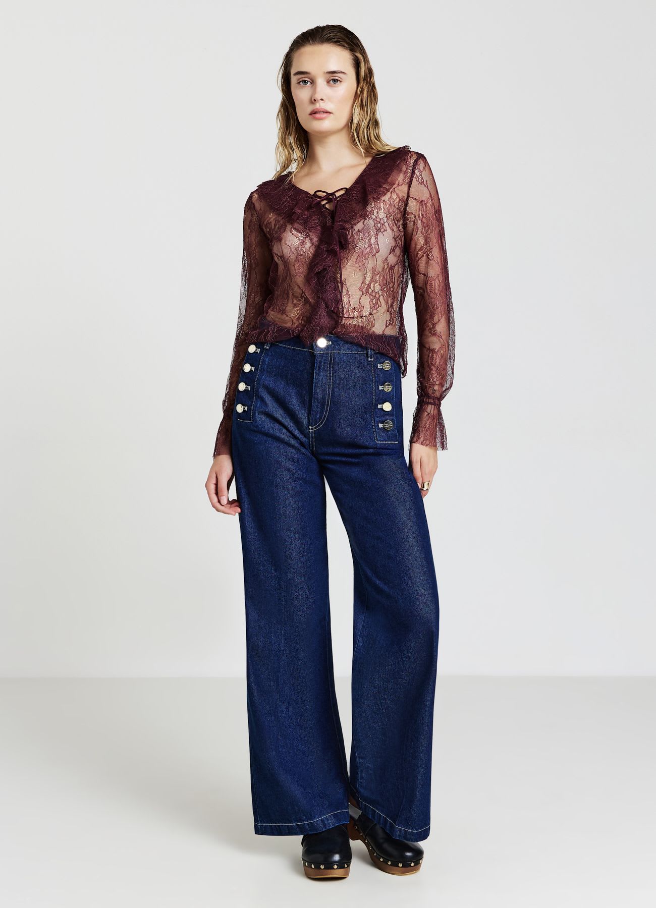 T-shirt con jabot in pizzo