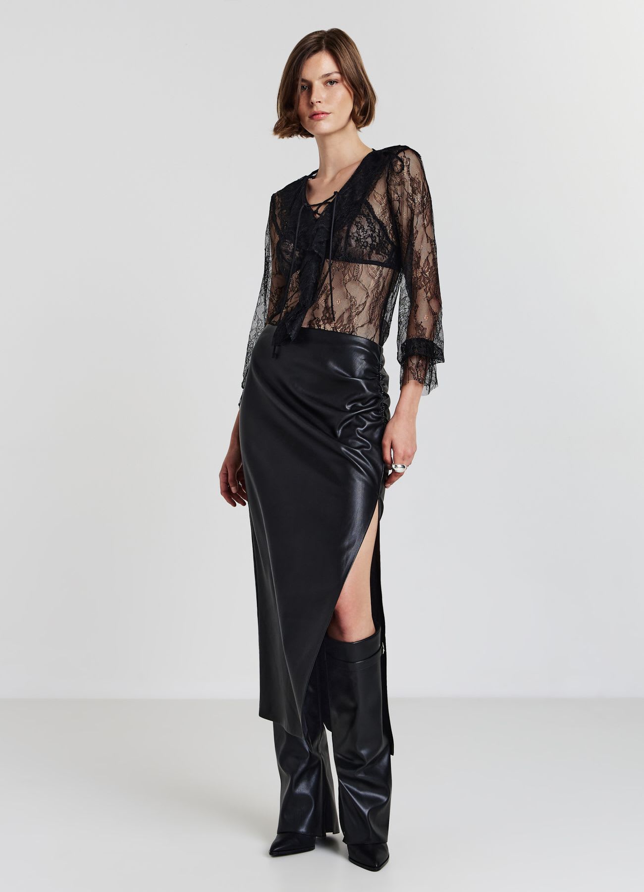 T-shirt con jabot in pizzo