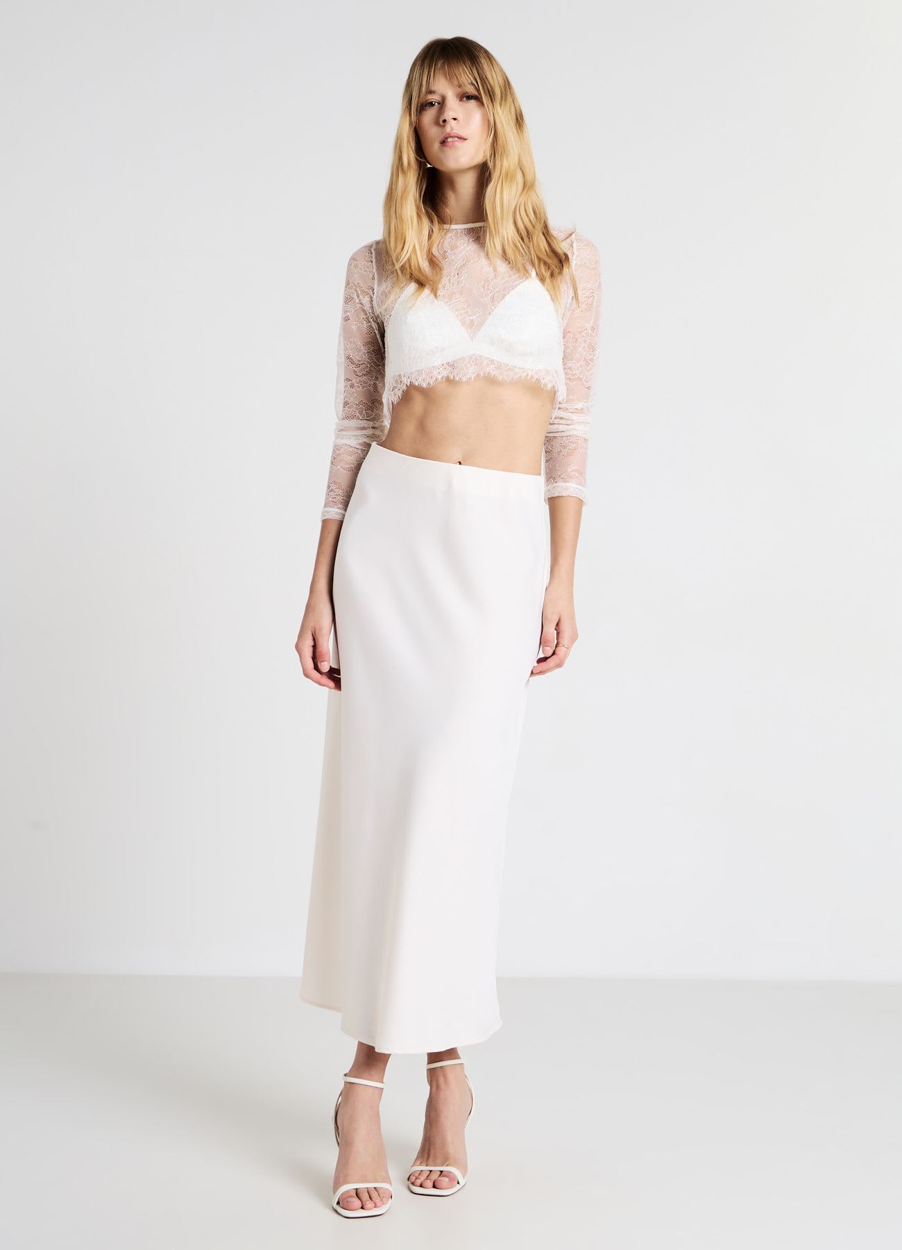 Maglia crop in pizzo con bralette