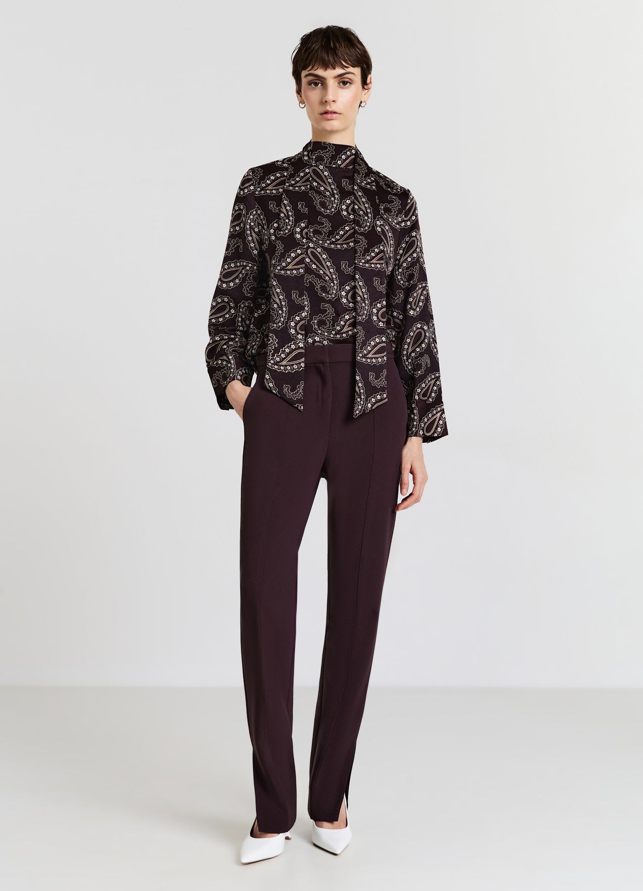 Pantaloni slim con spacchi