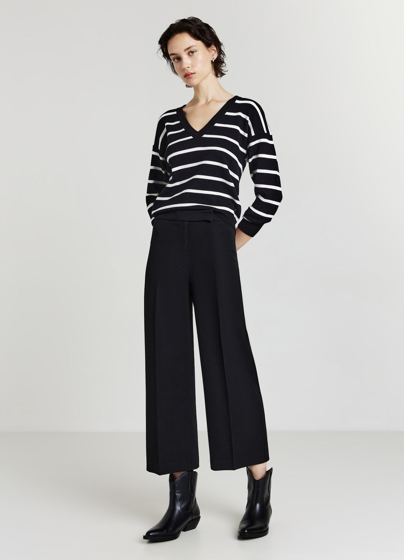 Maglia con scollo a V a righe