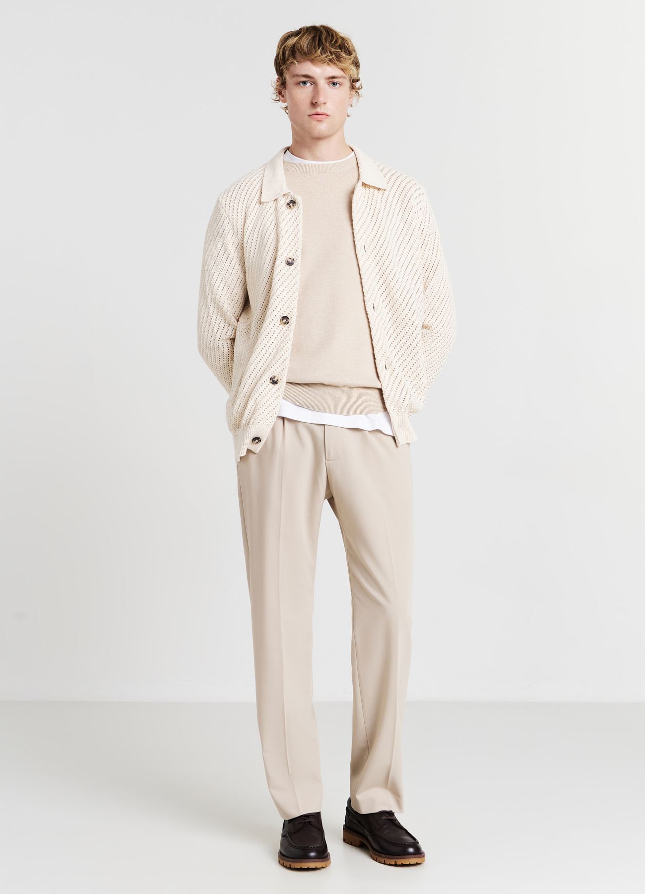 Cardigan operato con collo camicia