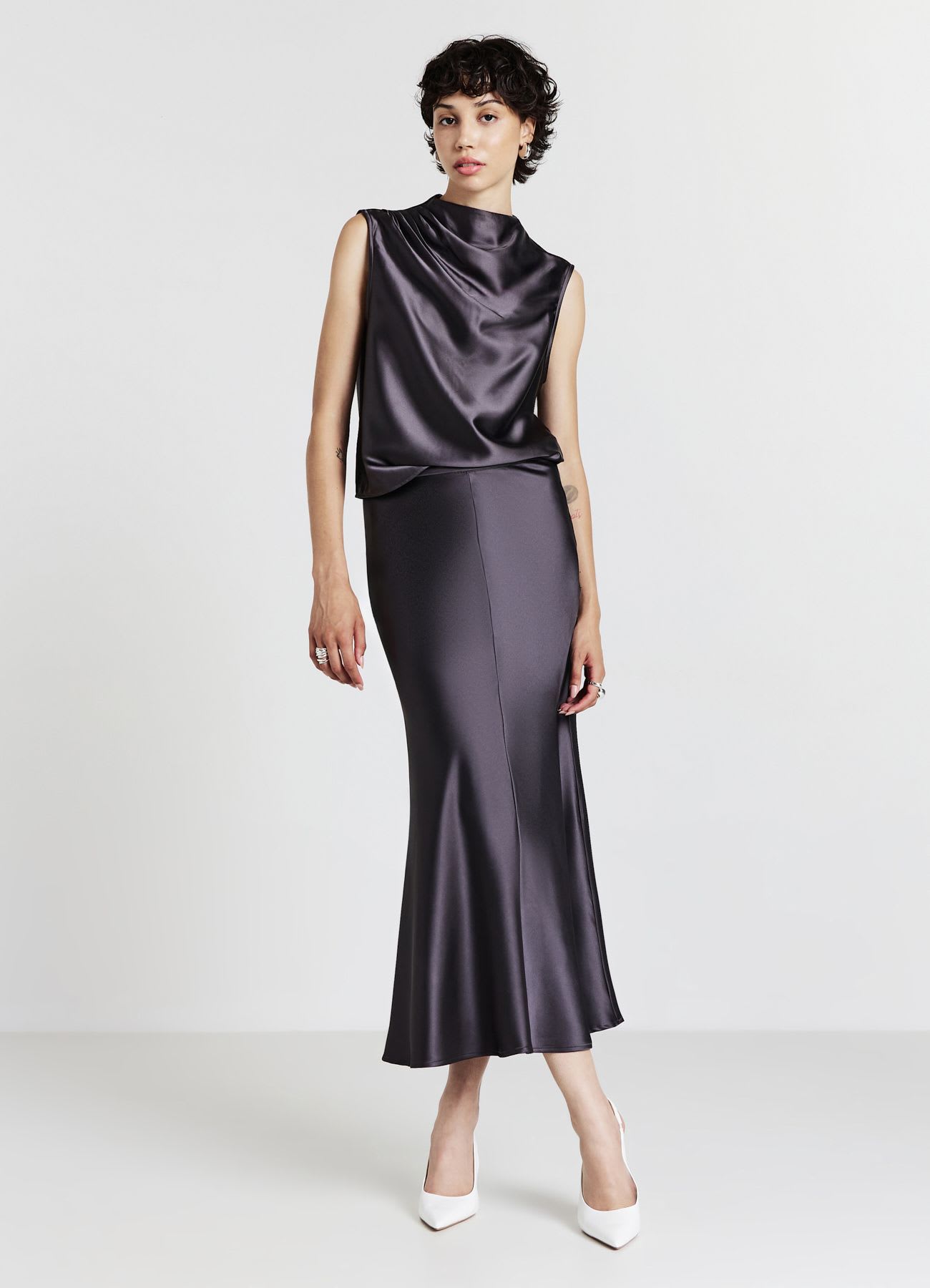 Top simil satin con collo drappeggiato