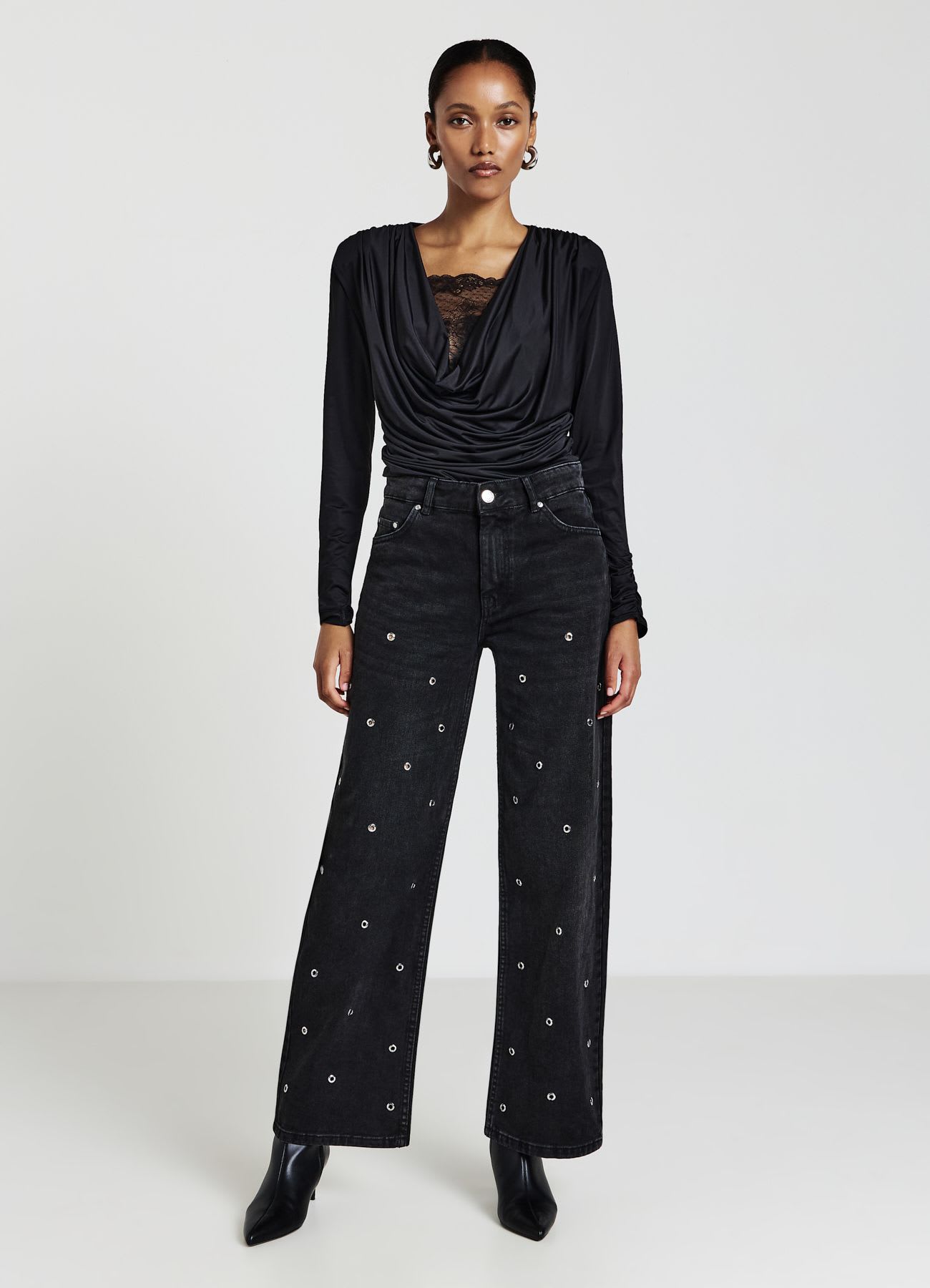 Jeans straight con eyelet