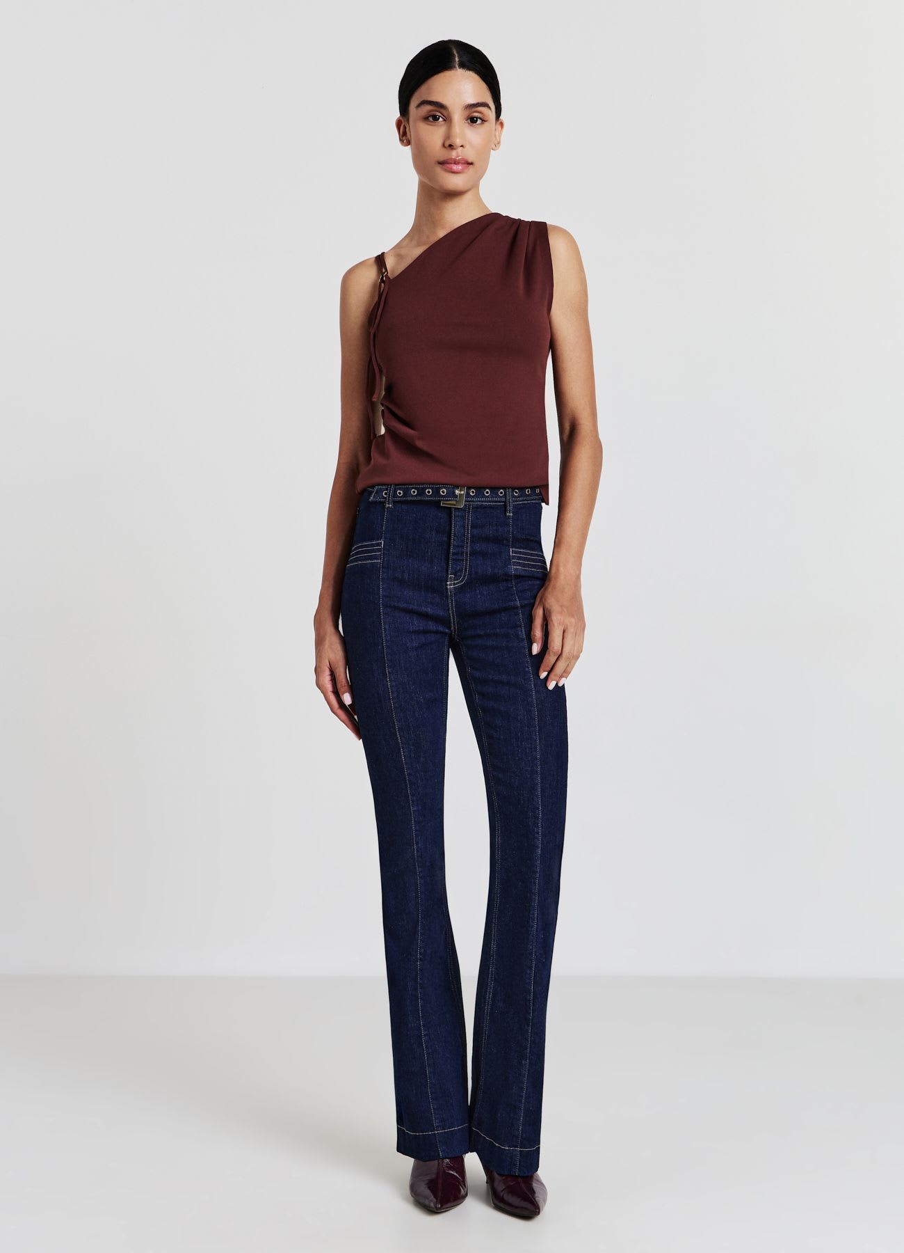 Jeans flare con cinturino