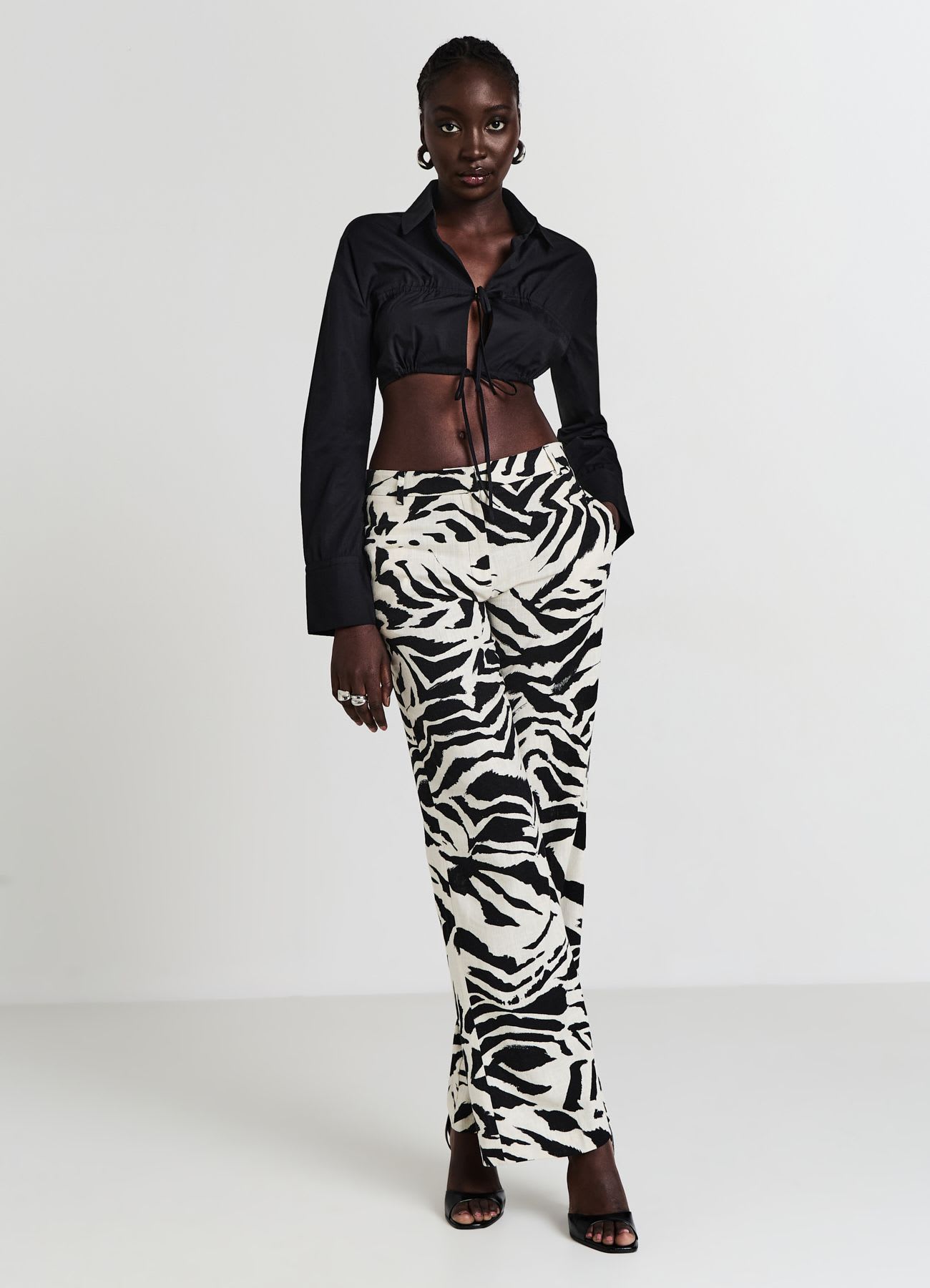 Camicia cropped con laccetti