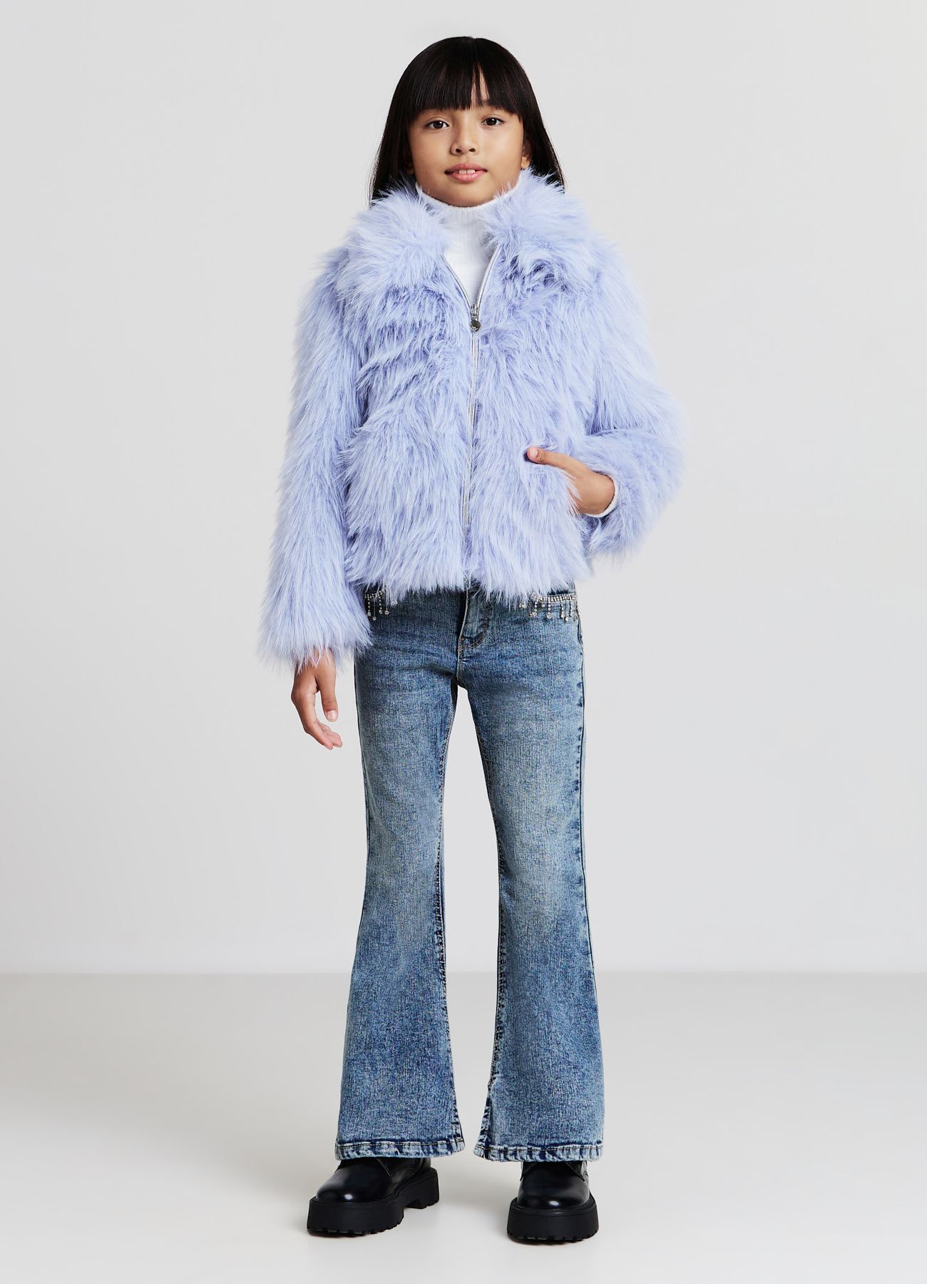 Jeans a zampa con dettagli decorativi
