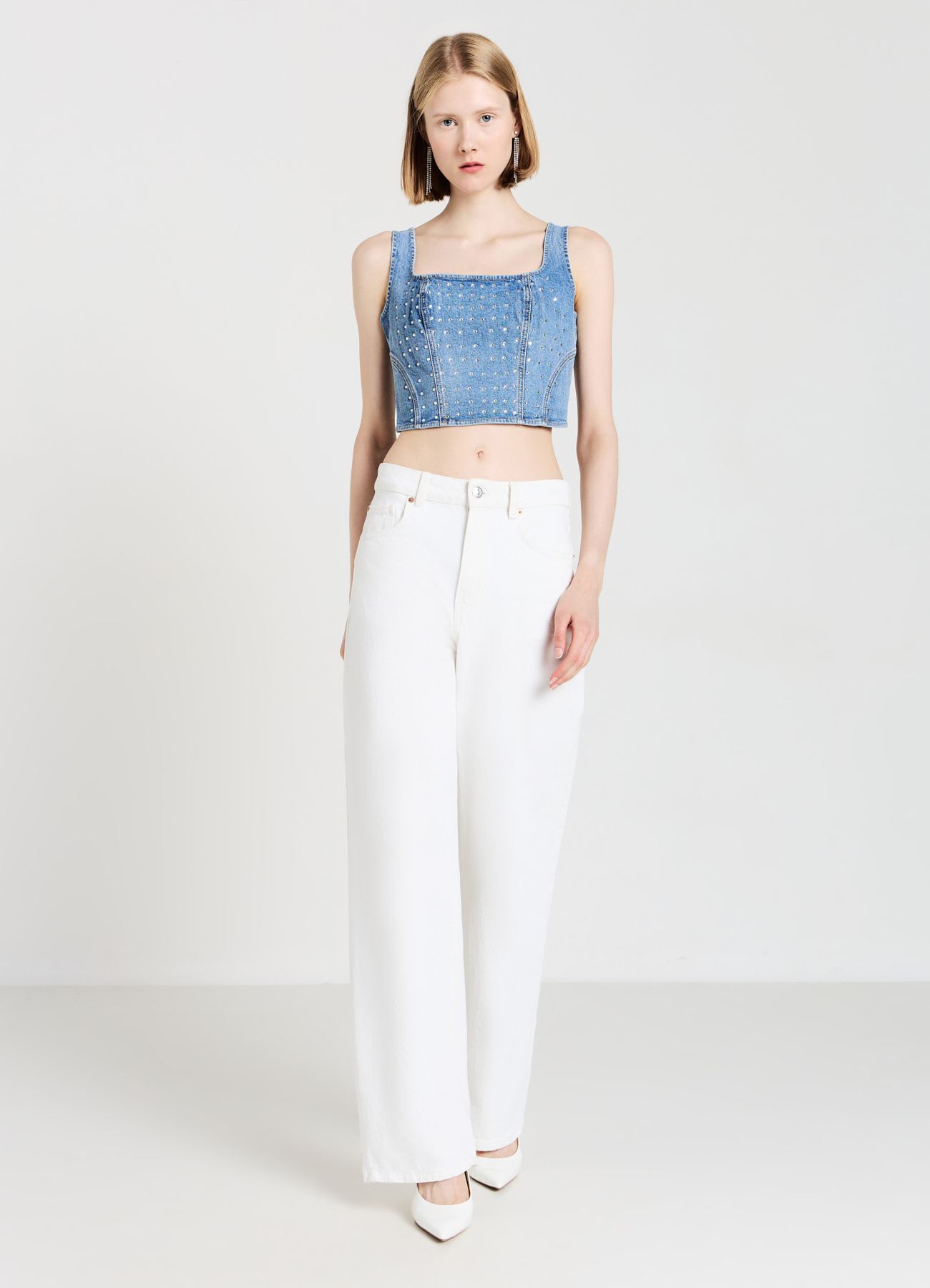 Top denim con strass