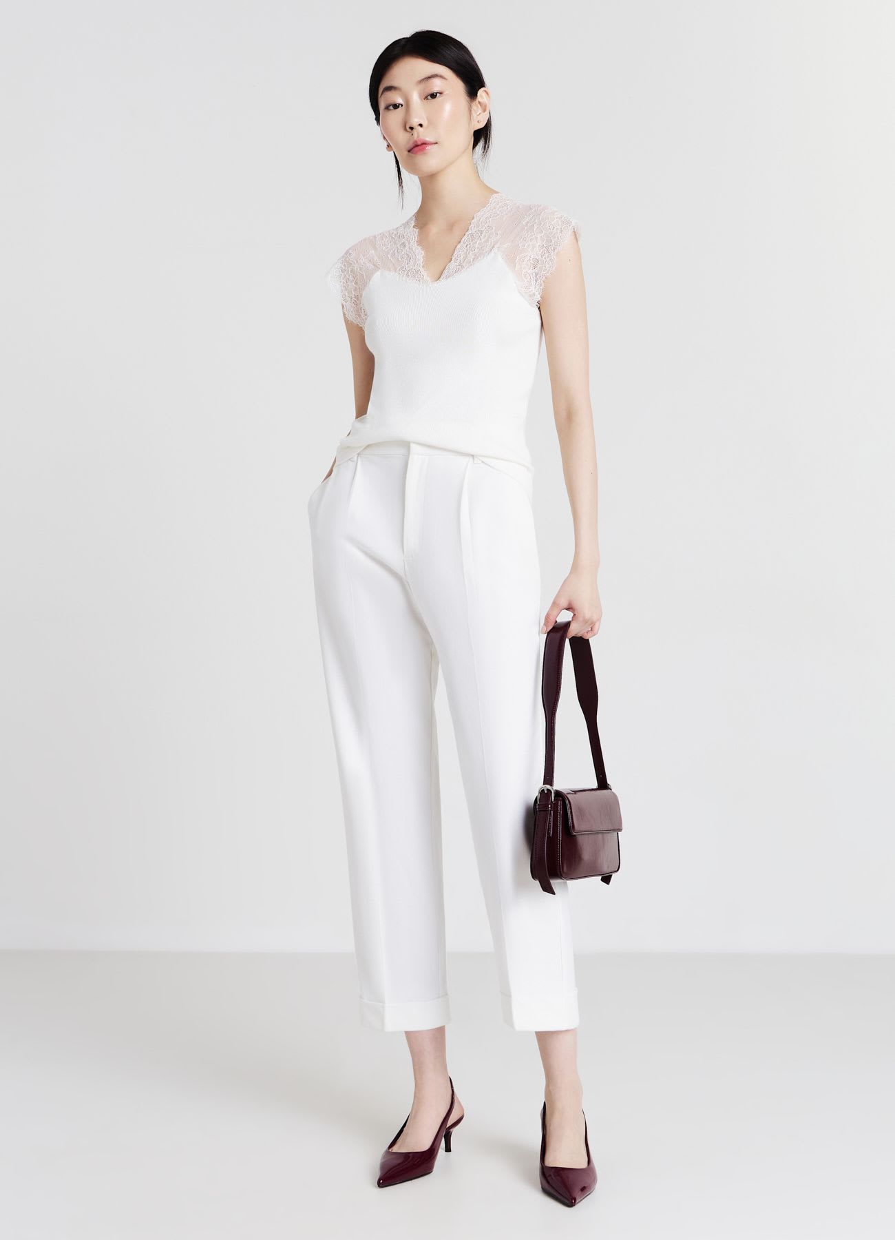 Top con scollo a V e dettagli in pizzo