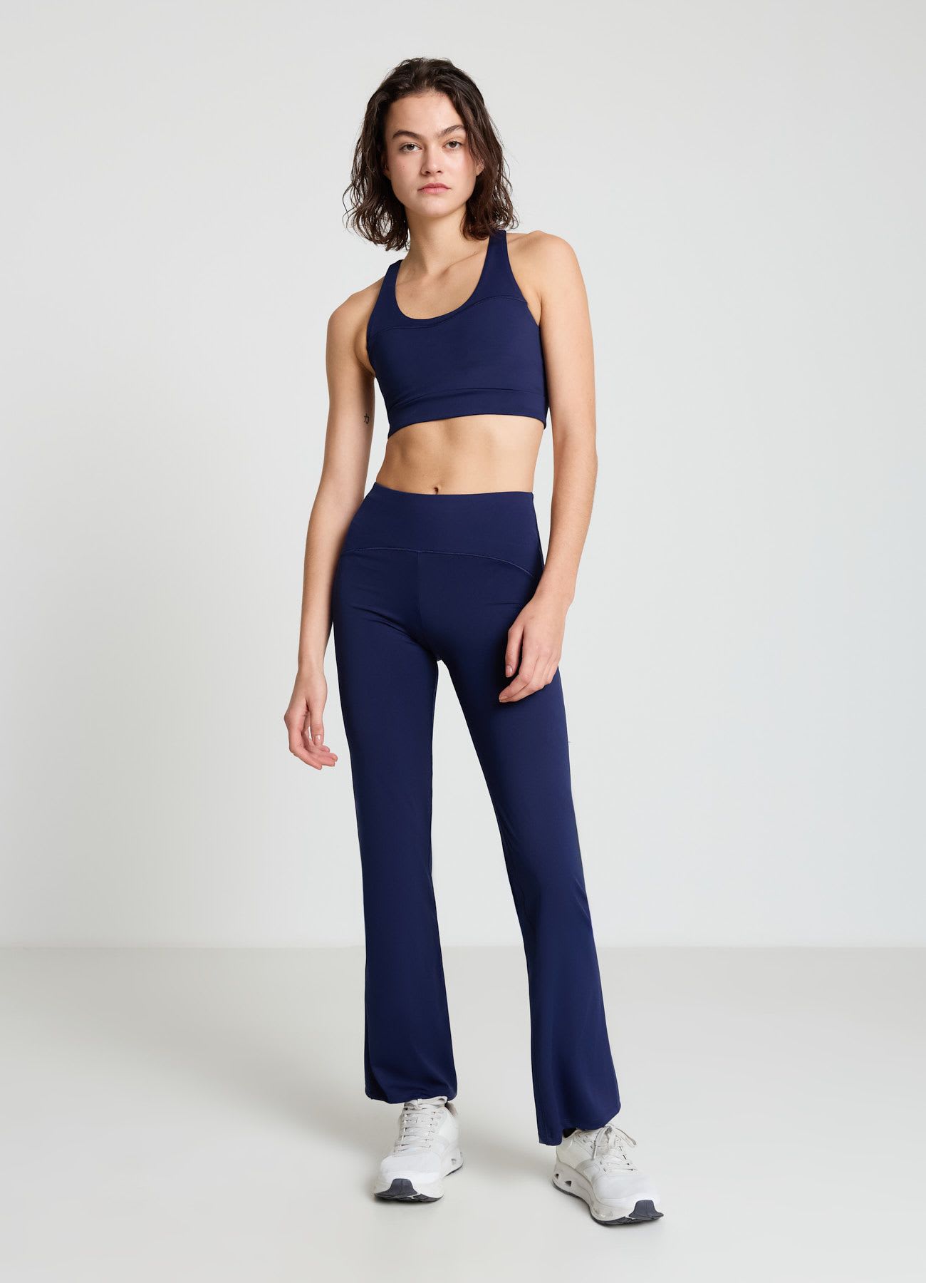 Top sportivo con spalline incrociate