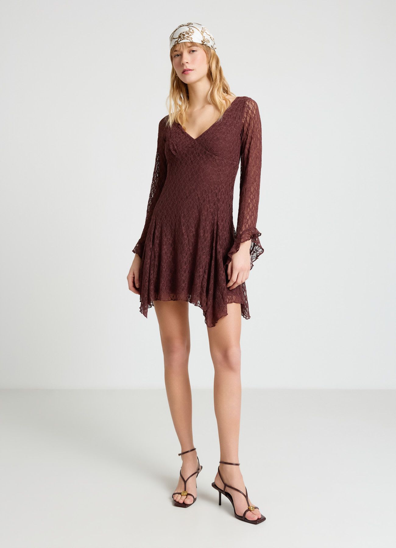 Vestito corto in pizzo con scollo a V