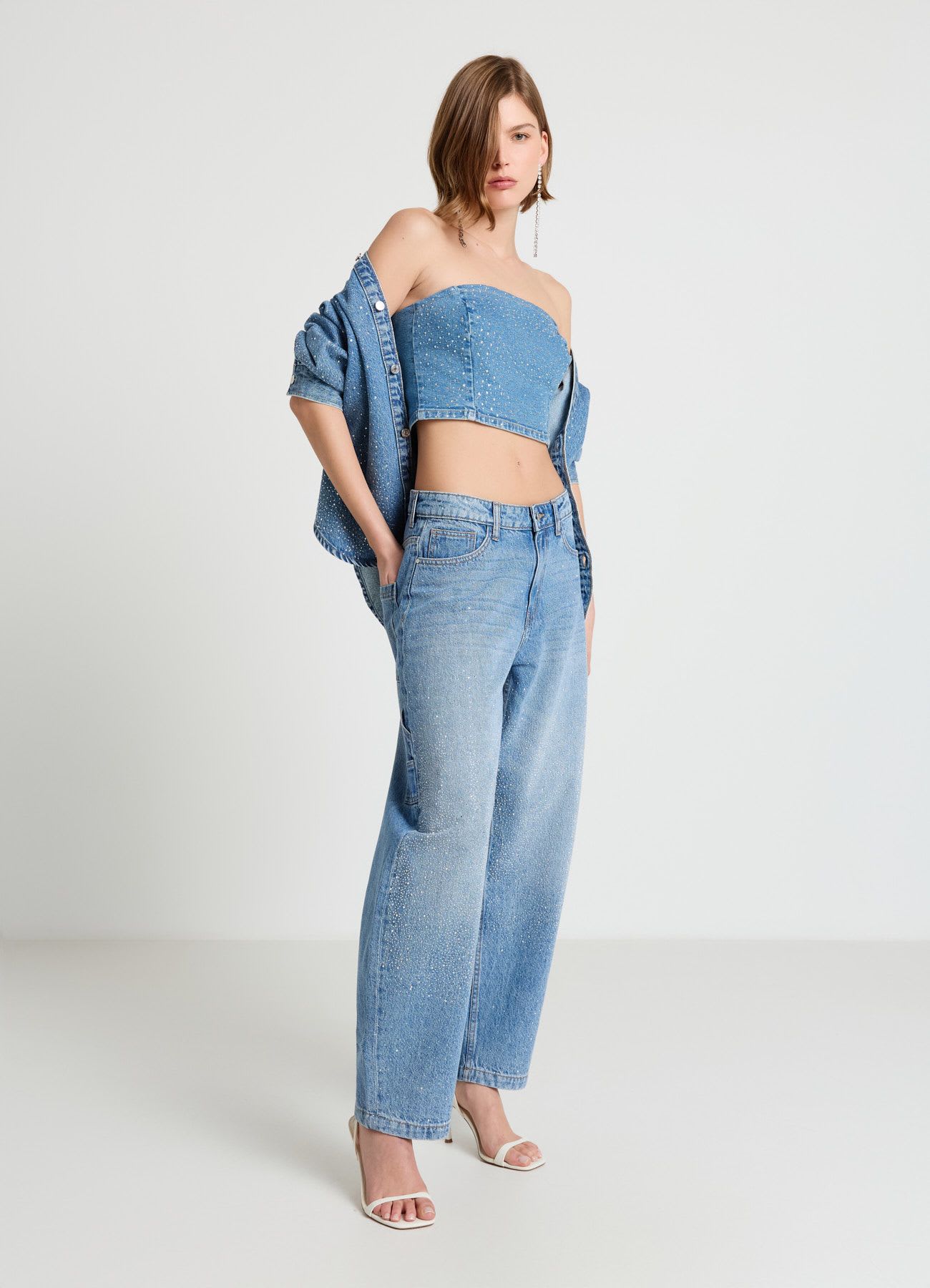Top a fascia in denim con strass