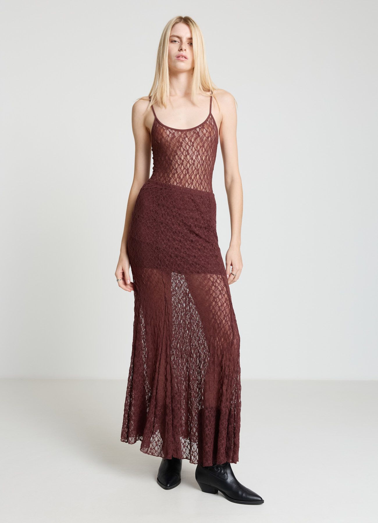 Body in pizzo con spalline sottili