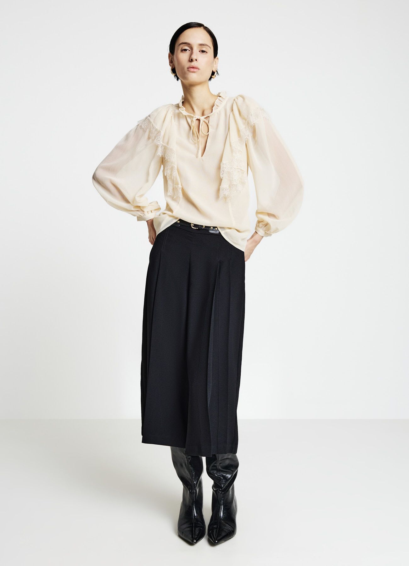 Blusa con volant e dettagli pizzo