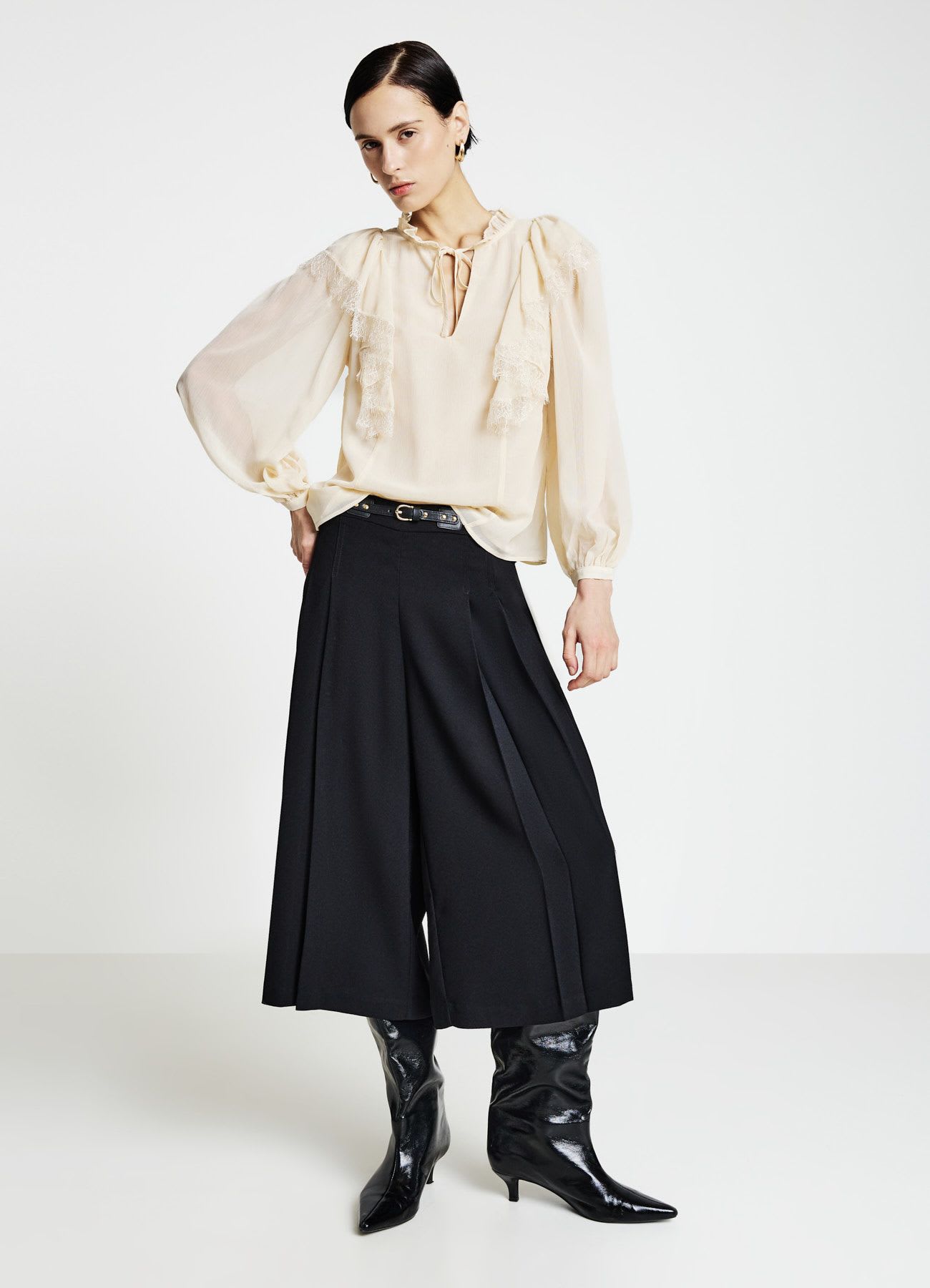 Pantaloni culotte con pieghe e cintura