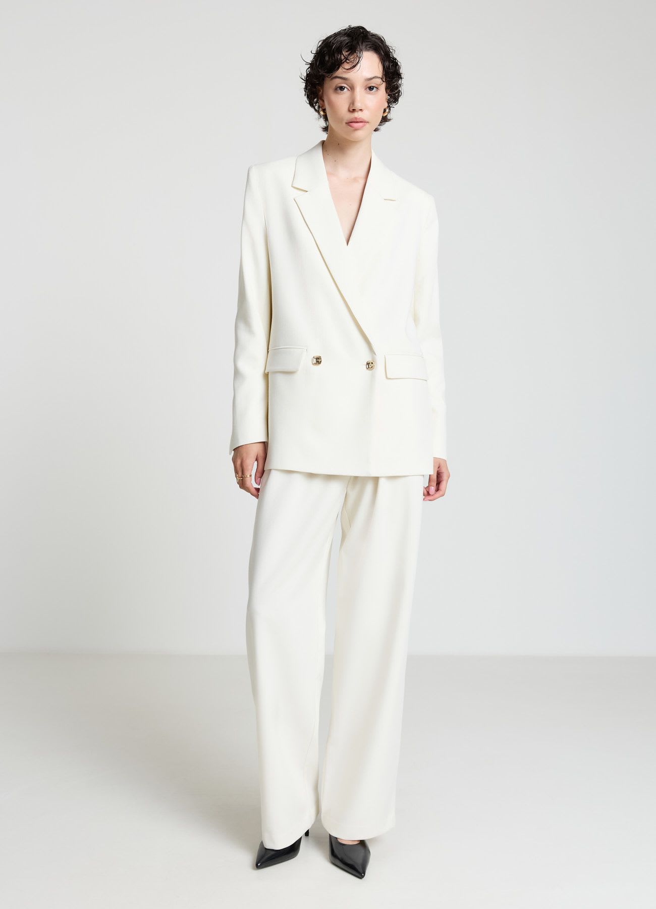 Pantaloni palazzo con pieghe e cintura