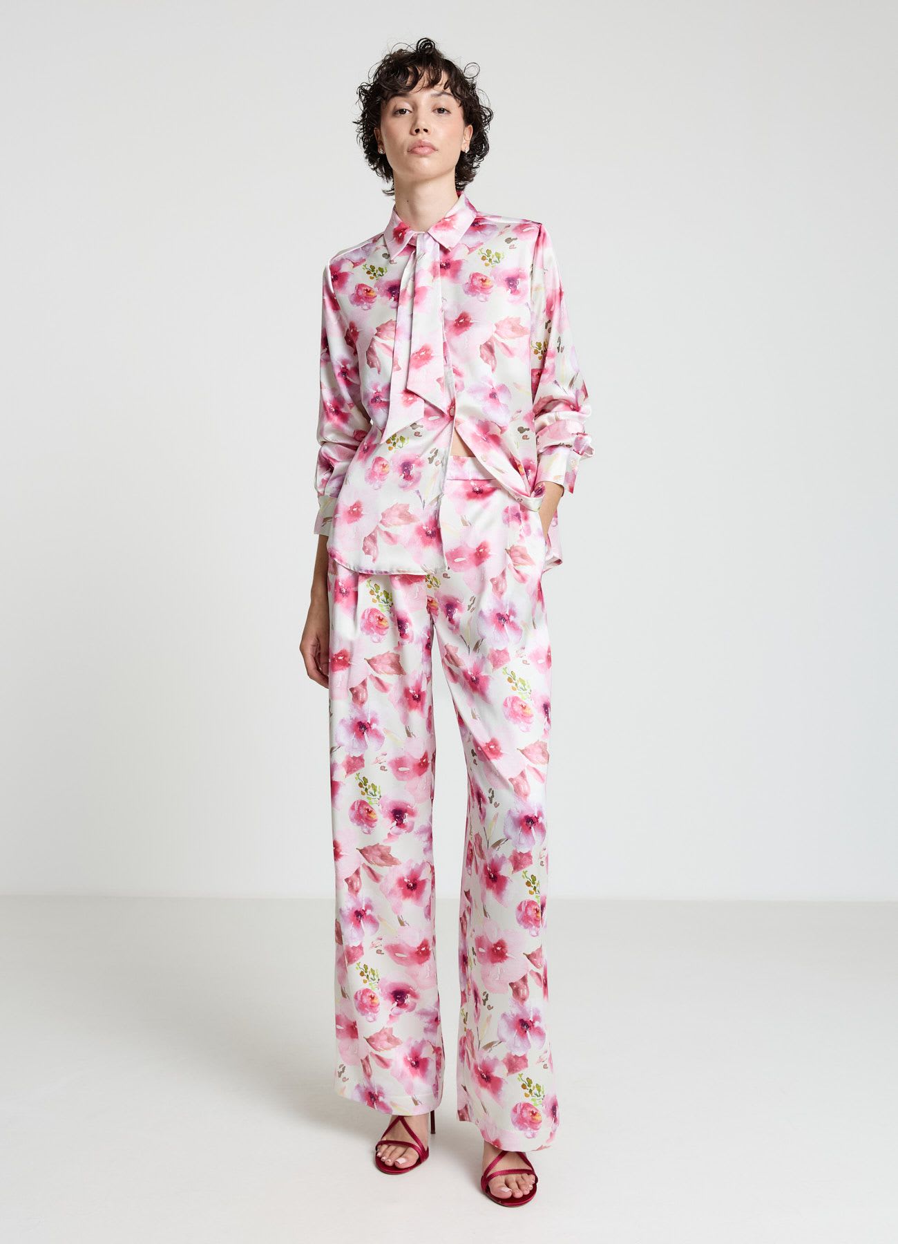 Camicia stampa fiori similsatin con cravatta