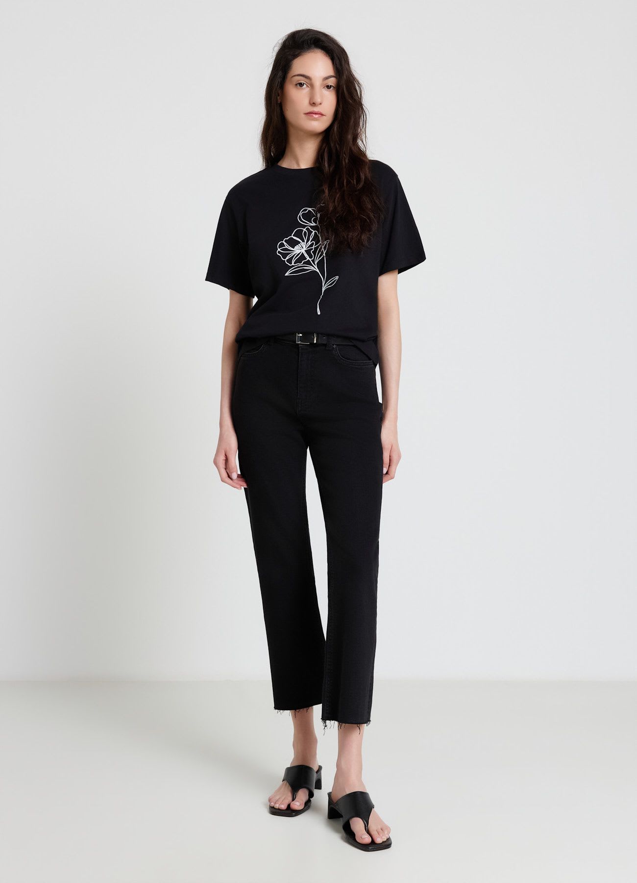 Jeans cropped flare con orlo sfrangiato