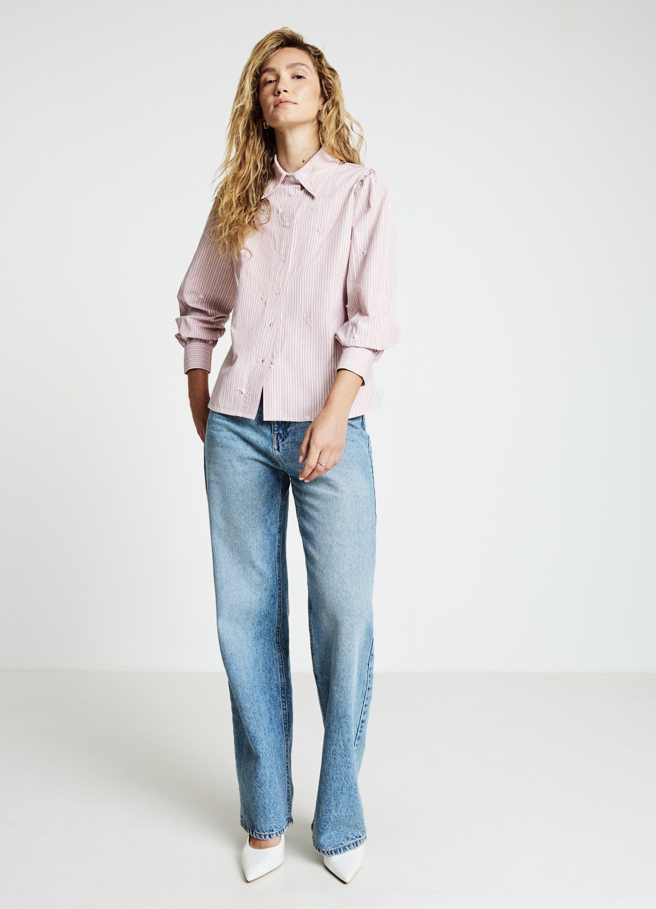 Camicia a righe con ricami e perle