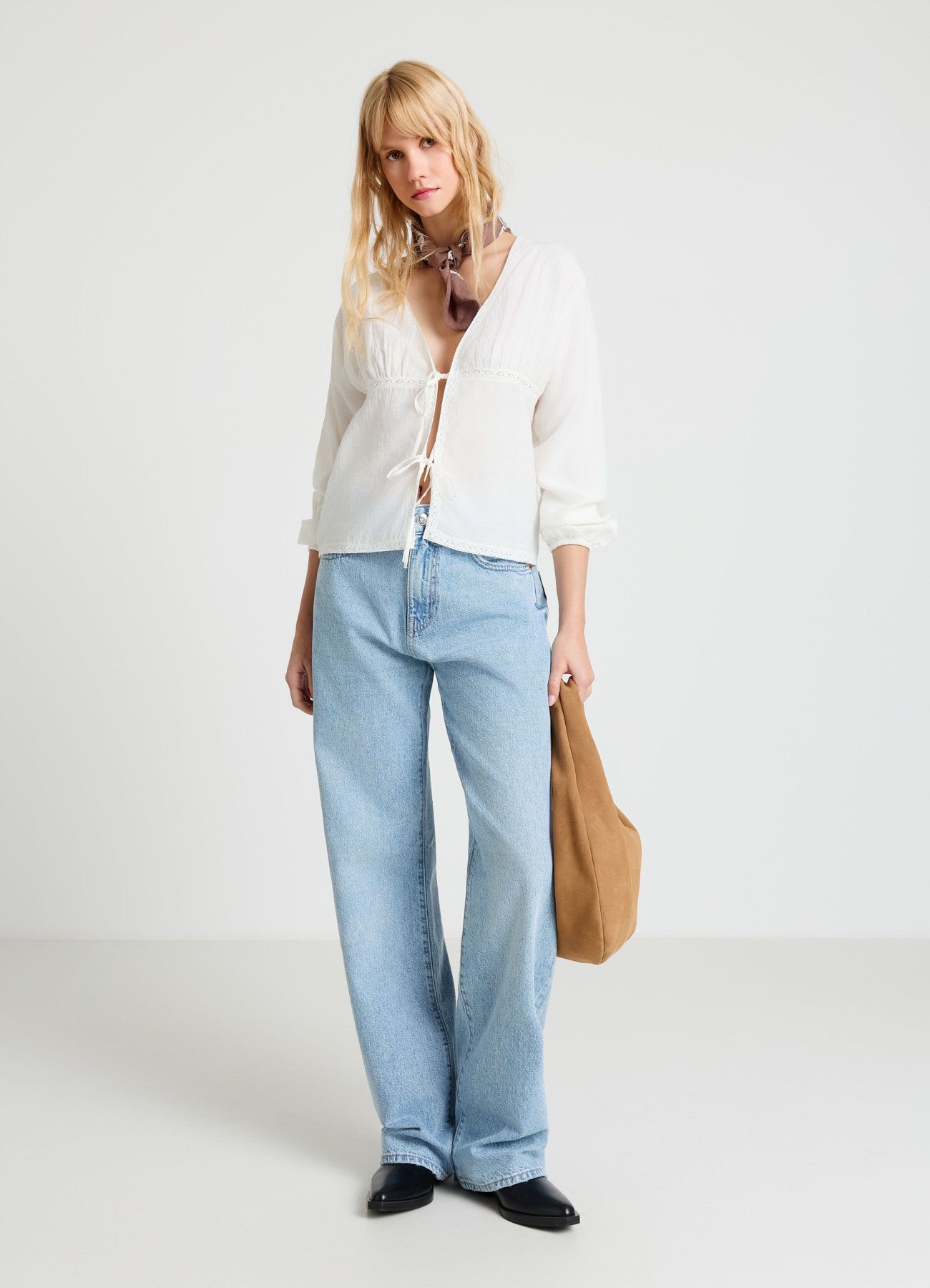 Blusa con laccetti e inserti in macramè