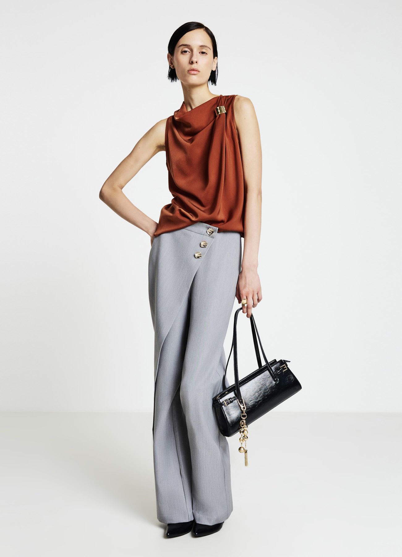 Top simil satin con anello metallico